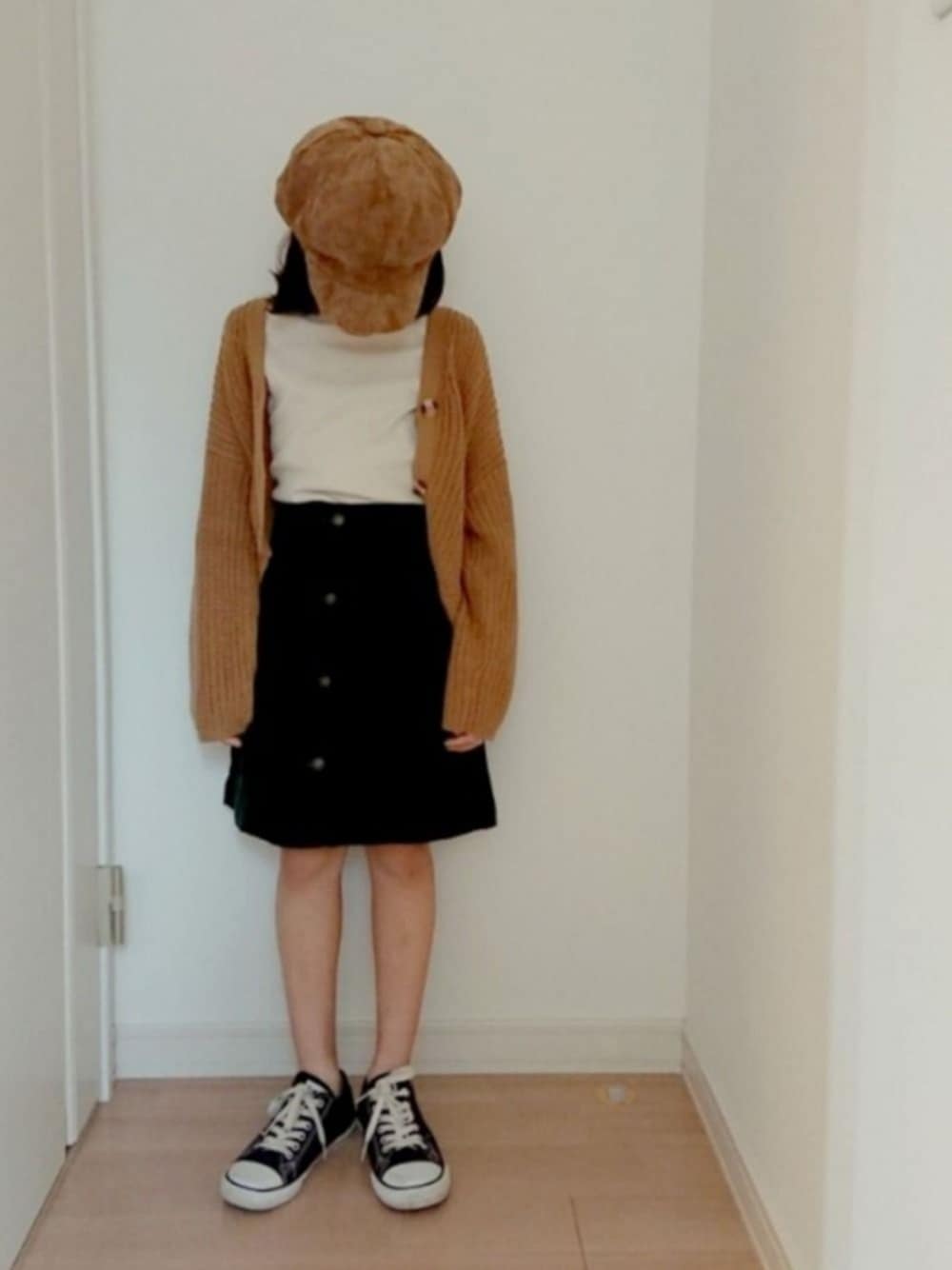 ブラック系のスニーカー、ベージュ系のTシャツ/カットソー、ベージュ系のカーディガン/ボレロを着用したキッズの秋コーディネートの1枚目の写真