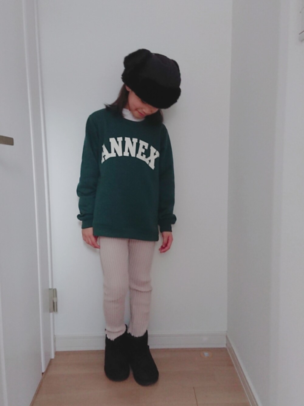 「kids、キッズコーデ、ロシアン帽、しまむら、スウェット、リブレギンス、シープスキン、レイヤードスタイル、シンプルコーデ」｜「Right-onの【MPS】フェイクムートンブーツ（ブーツ、ブラック系）」を使った、erimomoさん（キッズ・125cm）の冬コーディネートの1枚目の写真