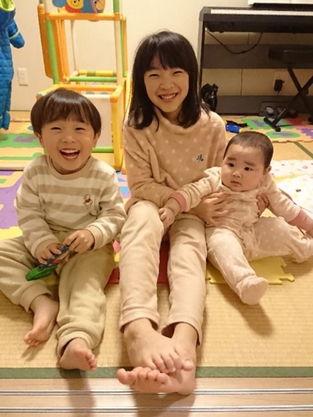「kids、キッズコーデ、大晦日、今年最後のコーデ、来年もよろしくお願いします、2018ラストWEAR、パジャマ」｜「UNIQLOのディズニー ホリデー コレクション ストレッチマイクロフリースパジャマ（長袖）（その他ベビー用品、ベージュ系）」を使った、erimomoさん（キッズ・125cm）の冬コーディネートの1枚目の写真