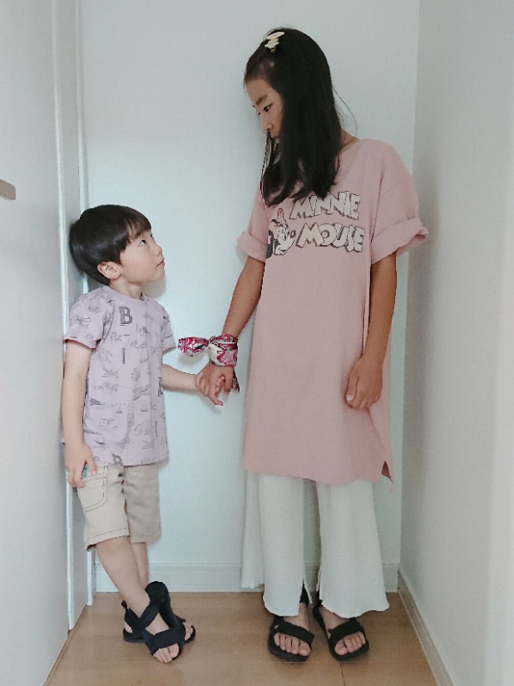 「kids、キッズコーデ、夏コーデ、リンクコーデ、ピンク、Tシャツワンピ、ミニー、バースデイ、グローバルワーク(GLOBAL WORK)、スポーツサンダル」｜「GLOBAL WORKの【キッズ】＜Disney＞カットワンピース半袖/839414（ワンピース、ピンク系）」を使った、erimomoさん（キッズ・129cm）の夏コーディネートの1枚目の写真