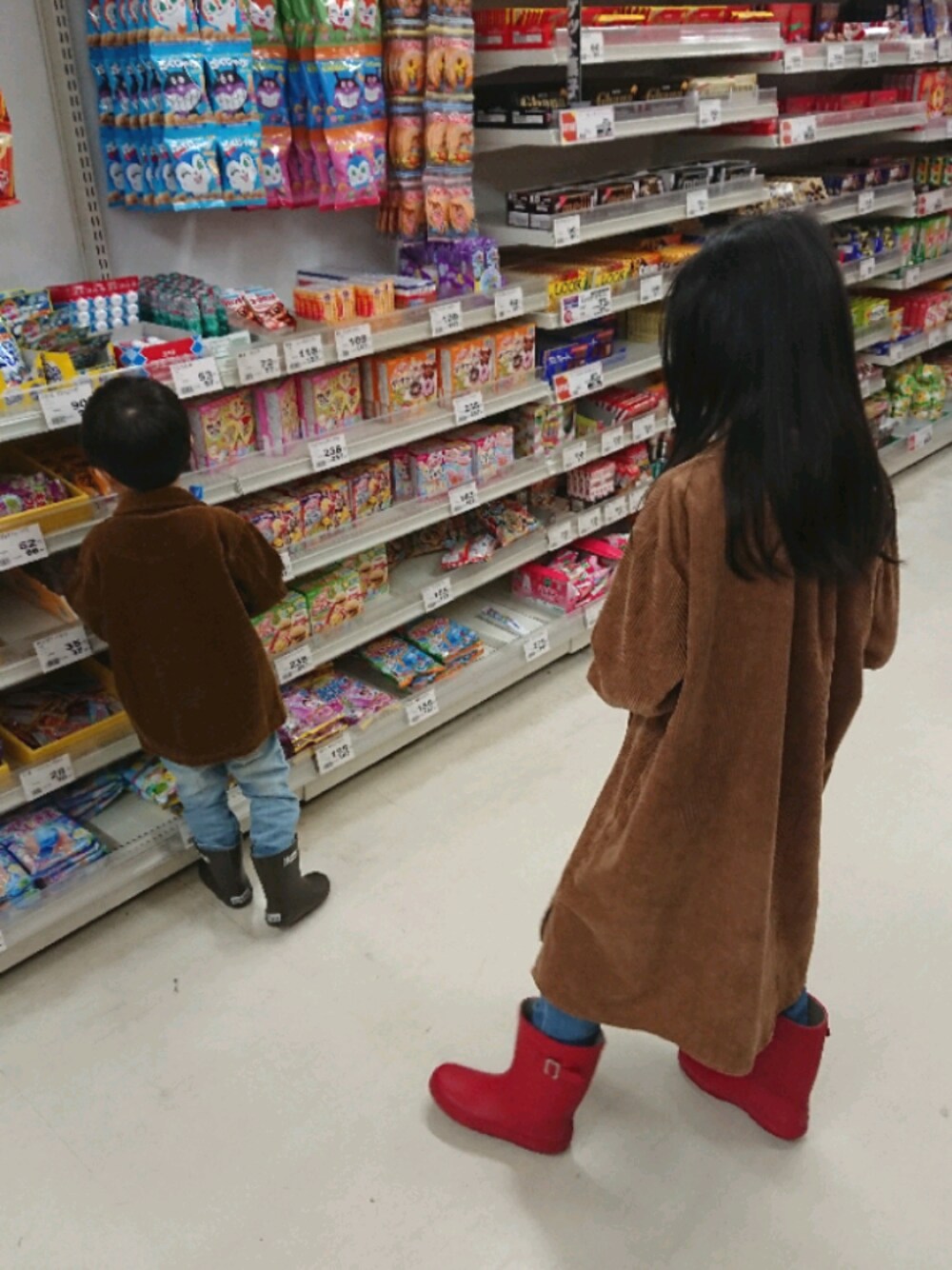 「kids、キッズコーデ、姉弟、コーデュロイ、リンクコーデ、ブラウン、ジーンズ、長靴」｜「GLOBAL WORKの【キッズ】CPOシャツ長袖/847086（ブルゾン、ブラウン系）」を使った、erimomoさん（キッズ・129cm）の秋コーディネートの1枚目の写真