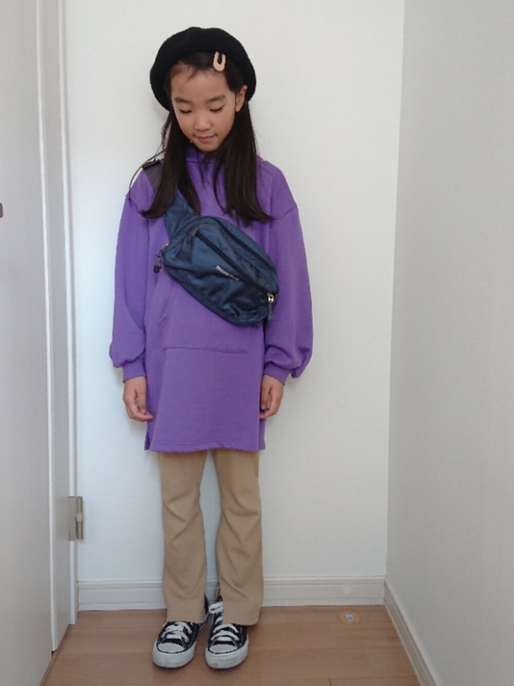 「kids、キッズコーデ、ベレー帽、パーカー、パープル、リブパンツ、コンバース」｜「GLOBAL WORKの【キッズ】スウェットパーカーワンピース/854546（ワンピース、パープル系）」を使った、erimomoさん（キッズ・132cm）の秋コーディネートの1枚目の写真