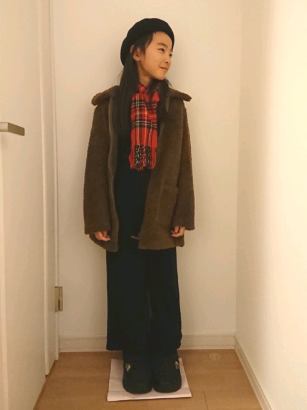 「年末WEAR感謝祭、kids、キッズコーデ、ベレー帽、もこもこ、ブラック、チェック、マフラー、ノースフェイス、フユコーデ」｜「WEGOのアクリルマフラー（マフラー、レッド系）」を使った、erimomoさん（キッズ・132cm）の冬コーディネートの1枚目の写真
