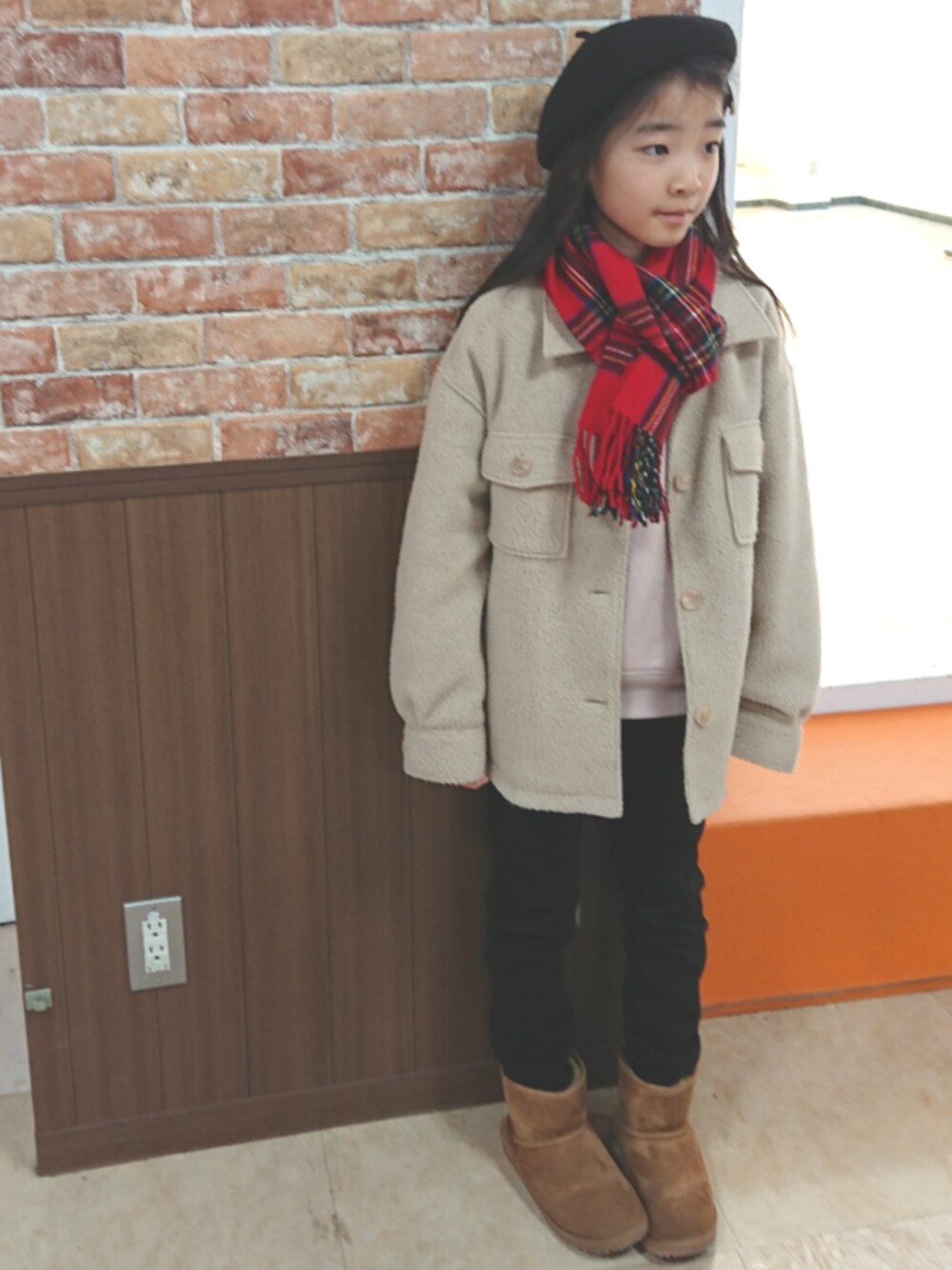 「kids、キッズコーデ、ベレー帽、CPOジャケット、チェック、チェックマフラー、グローバルワーク(GLOBAL WORK)、デビロック、ムートンブーツ」｜「GLOBAL WORKの【ジュニア】ガールズCPOジャケット/858223（ブルゾン、ベージュ系）」を使った、erimomoさん（キッズ・132cm）の冬コーディネートの1枚目の写真