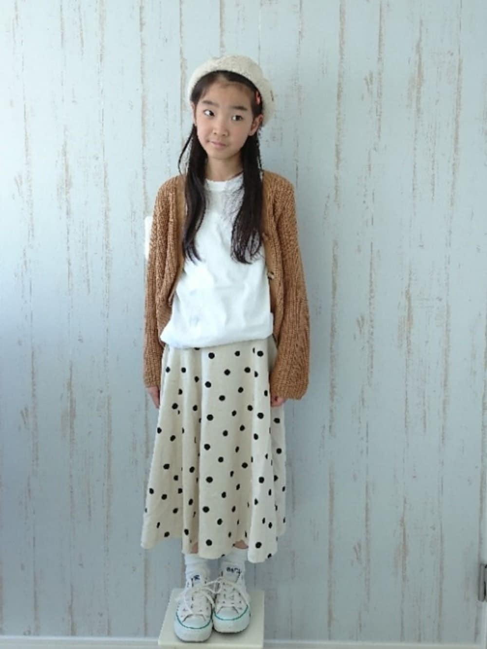 「おうちファッション、kids、キッズコーデ、ベレー帽、カーディガン、リネン、ドットスカート、スニーカー、部屋撮り」｜「GLOBAL WORKの【キッズ】リネンフレアスカート/868468（スカート、ホワイト系）」を使った、erimomoさん（キッズ・132cm）の春コーディネートの1枚目の写真