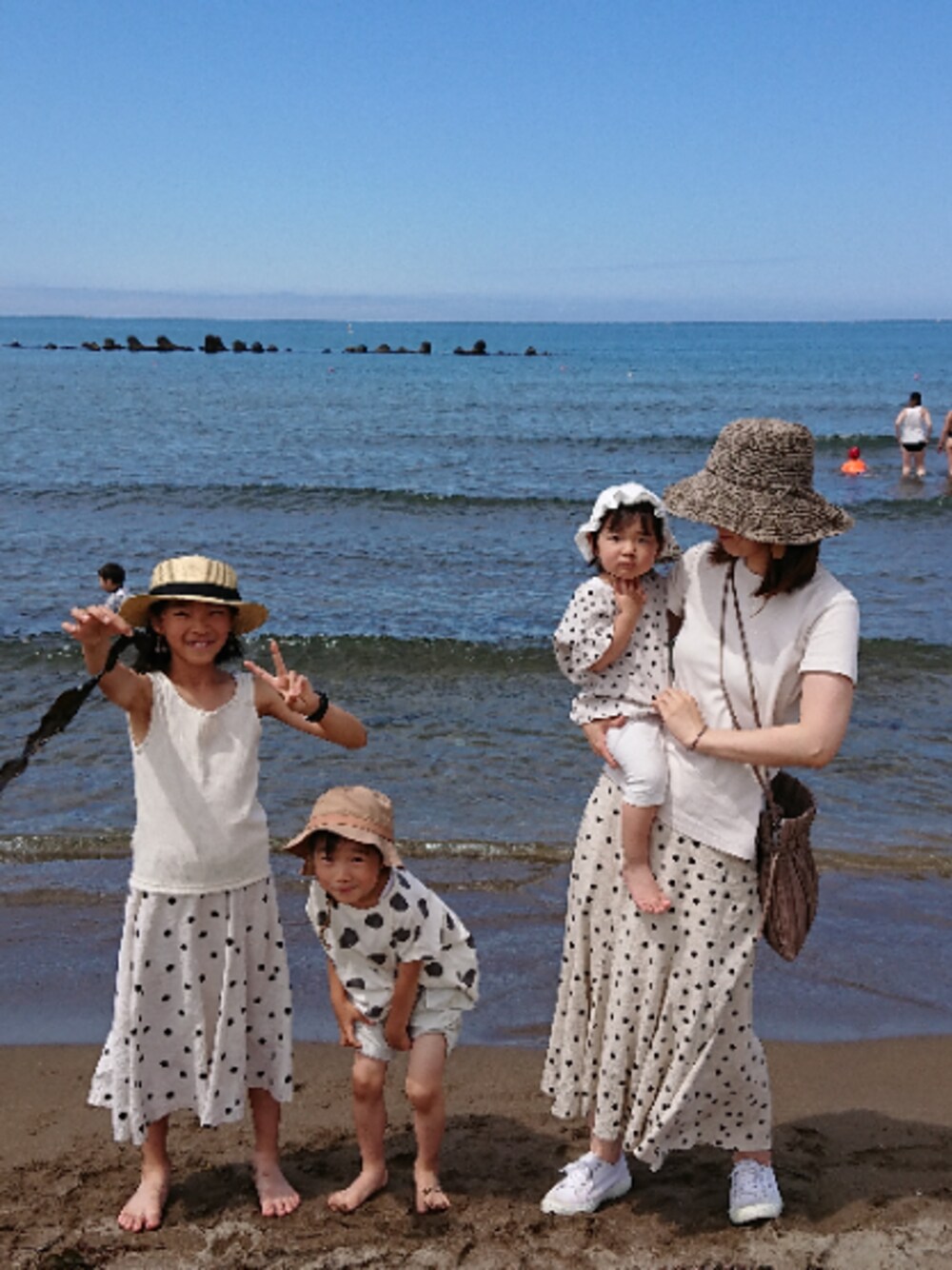 「kids、キッズコーデ、リンクコーデ、ドット、ベージュ、ハット、夏コーデ」｜「COLONY 2139の手編みつば広ペーパーハット/細リボン付きペーパーHAT（ハット、ブラウン系）」を使った、erimomoさん（キッズ・136cm）の夏コーディネートの1枚目の写真