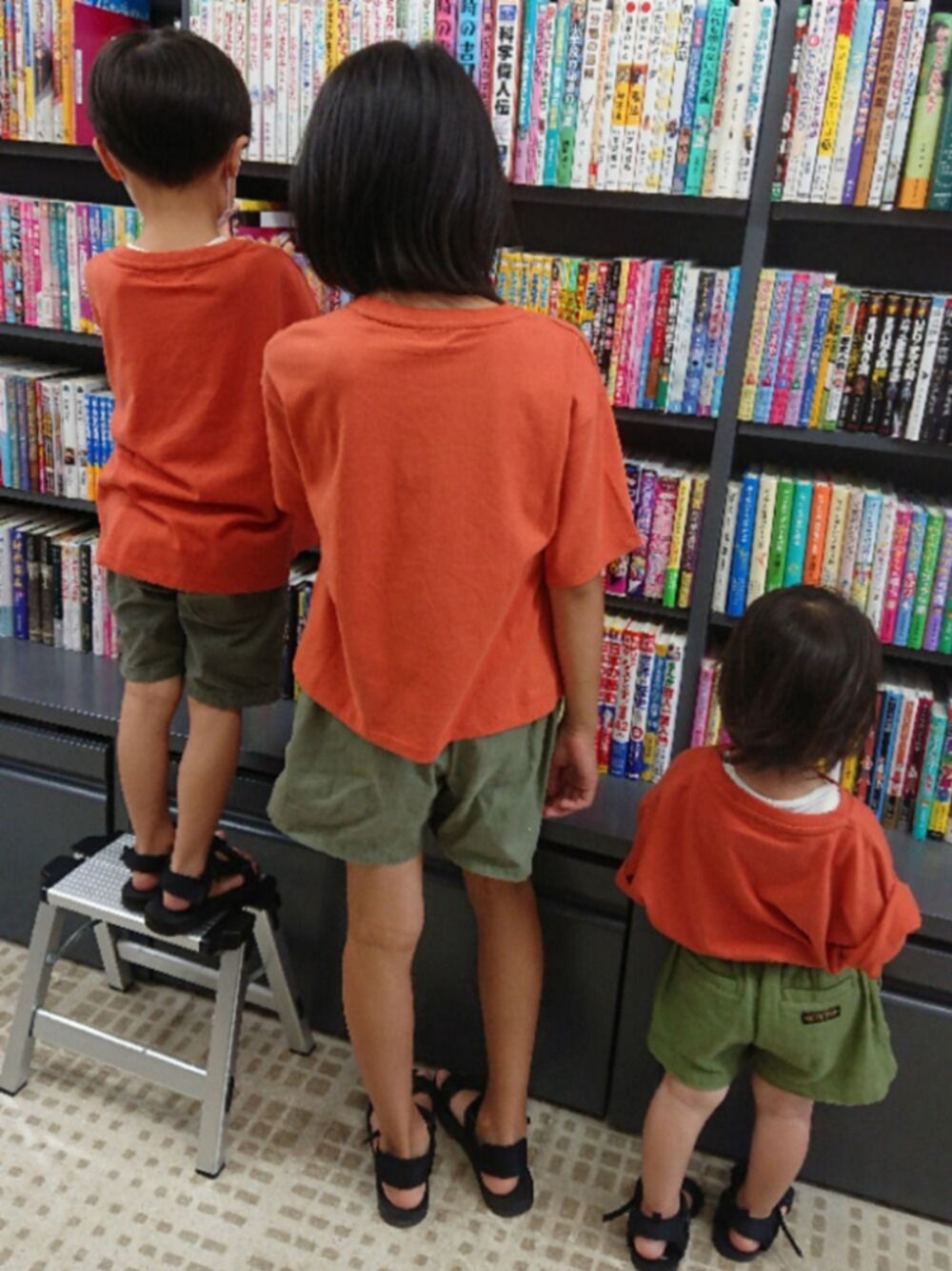 「kids、キッズコーデ、リンクコーデ、きょうだい、スポーツサンダル、チャオパニックティピー(CIAOPANIC TYPY)」｜「LOWRYS FARMのロゴＴＥＥ　892705（Tシャツ/カットソー、オレンジ系）」を使った、erimomoさん（キッズ・136cm）の秋コーディネートの1枚目の写真