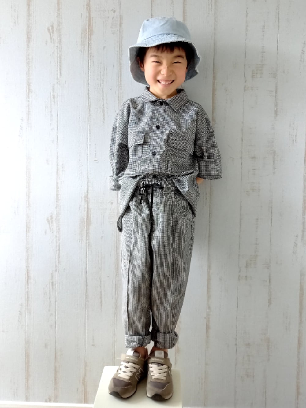 「キッズコーデ、kids、休日スタイル、セットアップ、ギンガムチェック、男の子、グローバルワーク(GLOBAL WORK)、スニーカー、ニューバランス、これが私をアゲる服」｜「NEW BALANCEのNEW BALANCE　YV996(KIDS)（スニーカー、グレー系）」を使った、erimomoさん（キッズ・139cm）の春コーディネートの1枚目の写真