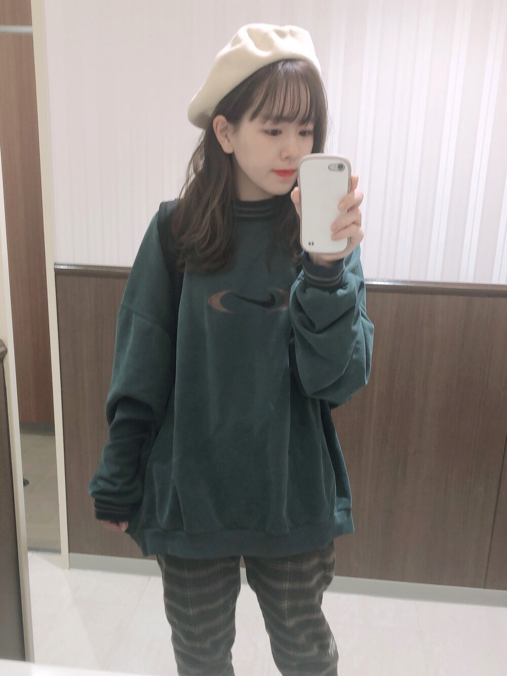 「古着女子、古着好きな人と繋がりたい、古着好き、古着男子、お洒落さんとつながりたい、古着MIX、古着コーデ、古着スウェット、グリーン、ベレー帽」｜「SPINNSのアイテム（スウェット、グリーン系）」を使った、kuraさん（レディース・152cm）の冬コーディネートの1枚目の写真