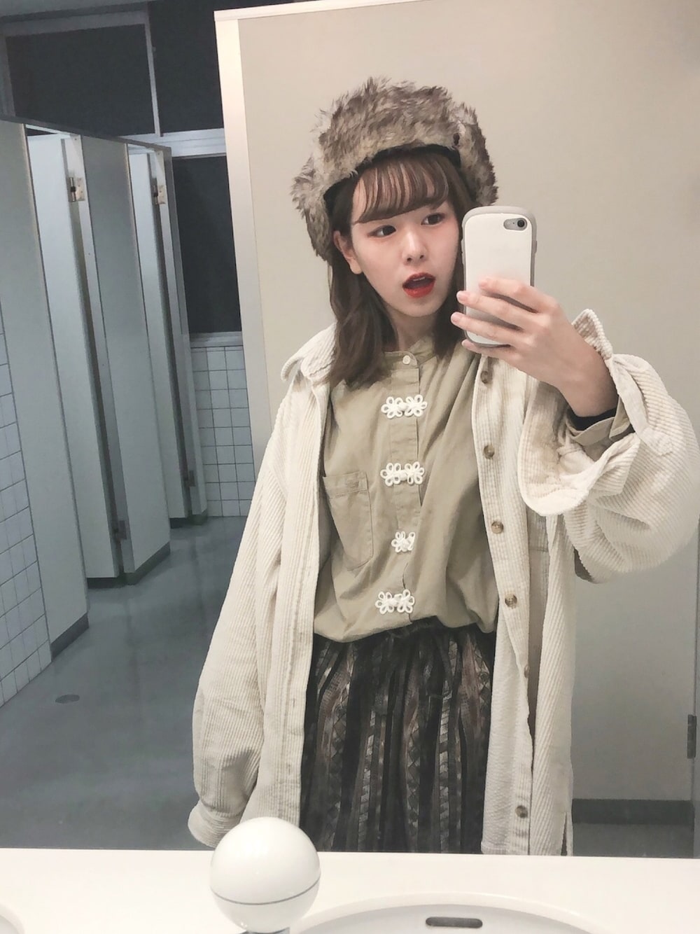「古着、古着女子、古着男子、古着MIX、古着好きな人と繋がりたい、古着好き、古着コーデ、ラテ系、ベージュコーデ、ブラウンコーデ」｜「SPINNSのアイテム（シャツ/ブラウス、ベージュ系）」を使った、kuraさん（レディース・152cm）の冬コーディネートの1枚目の写真