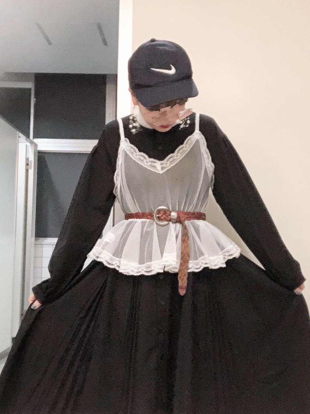 「年末WEAR感謝祭、古着、ガーリー、黒ワンピース、モノトーン、モノトーンコーデ、レースキャミソール、レイヤードスタイル、レイヤード、古着女子」｜「NIKEのアイテム（キャップ、ブラック系）」を使った、kuraさん（レディース・152cm）の冬コーディネートの1枚目の写真
