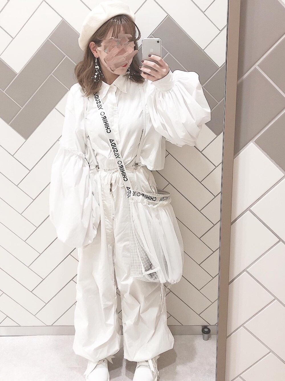 「ホワイトコーデ、古着、古着MIX、古着好きな人と繋がりたい、古着女子、古着コーデ、年末WEAR感謝祭、ベレー帽、TOKYOBOPPER、サスペンダー」｜「CHIHIRO YASUDAのアイテム（バッグ、ホワイト系）」を使った、kuraさん（レディース・152cm）の冬コーディネートの1枚目の写真