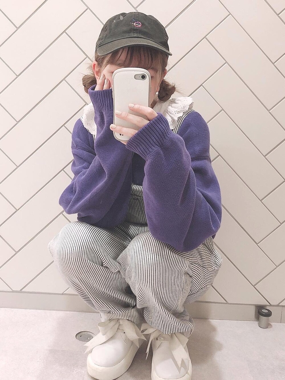 「古着、古着MIX、古着好きな人と繋がりたい、古着コーデ、古着女子、オーバーオール、おだんごヘアー、キャップ、キャップ女子、Tokyo bopper」｜「TOMMY HILFIGERのアイテム（ニット/セーター、パープル系）」を使った、kuraさん（レディース・152cm）の冬コーディネートの1枚目の写真