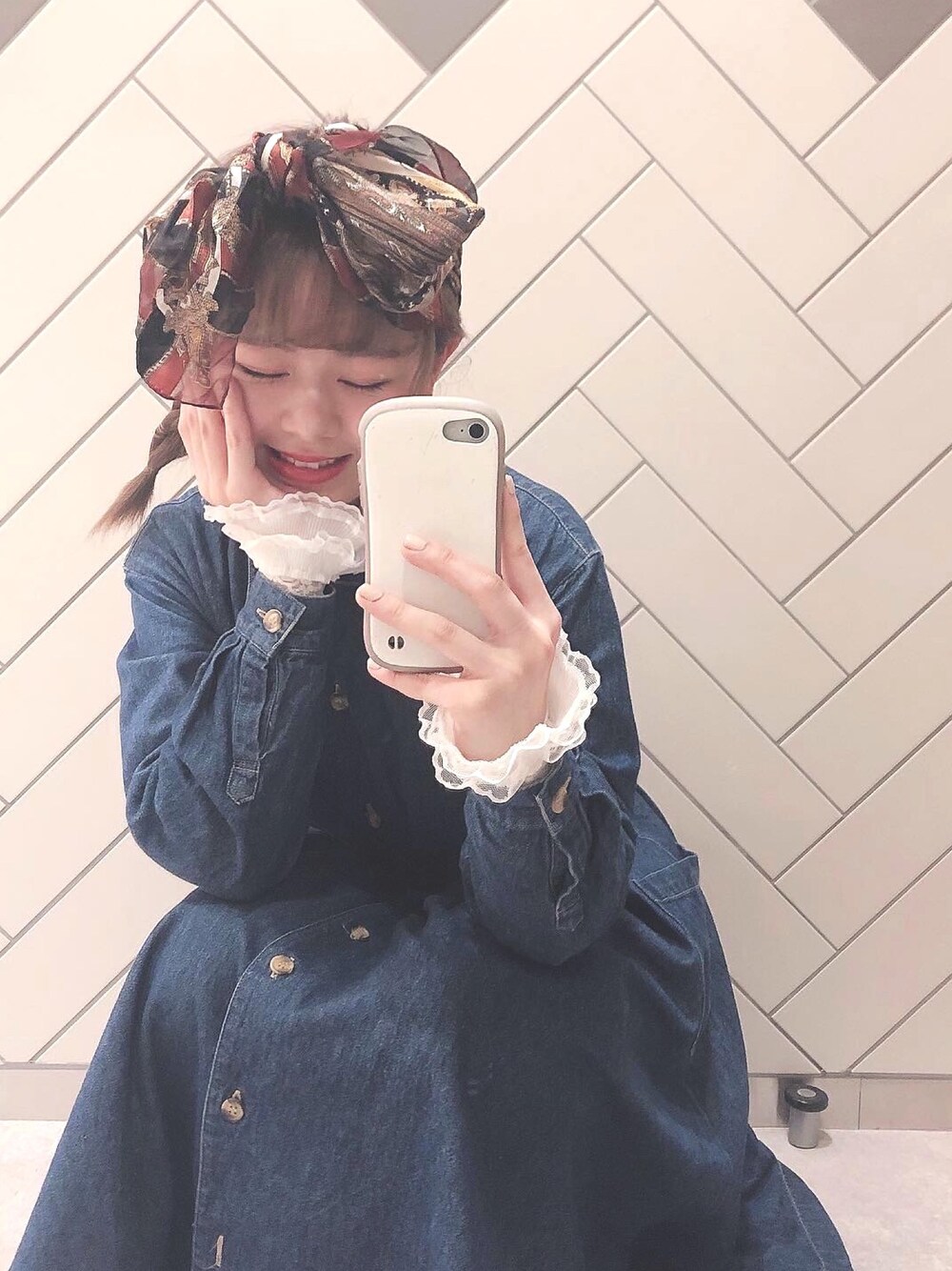 「古着、古着女子、古着好きな人と繋がりたい、古着MIX、デニムワンピース、古着ワンピース、スカーフ、ヘアバンド、ブラウン色に染まれ、フリル」｜「spinns vintageのアイテム（その他ヘアアクセサリー、ブラウン系）」を使った、kuraさん（レディース・152cm）の冬コーディネートの1枚目の写真