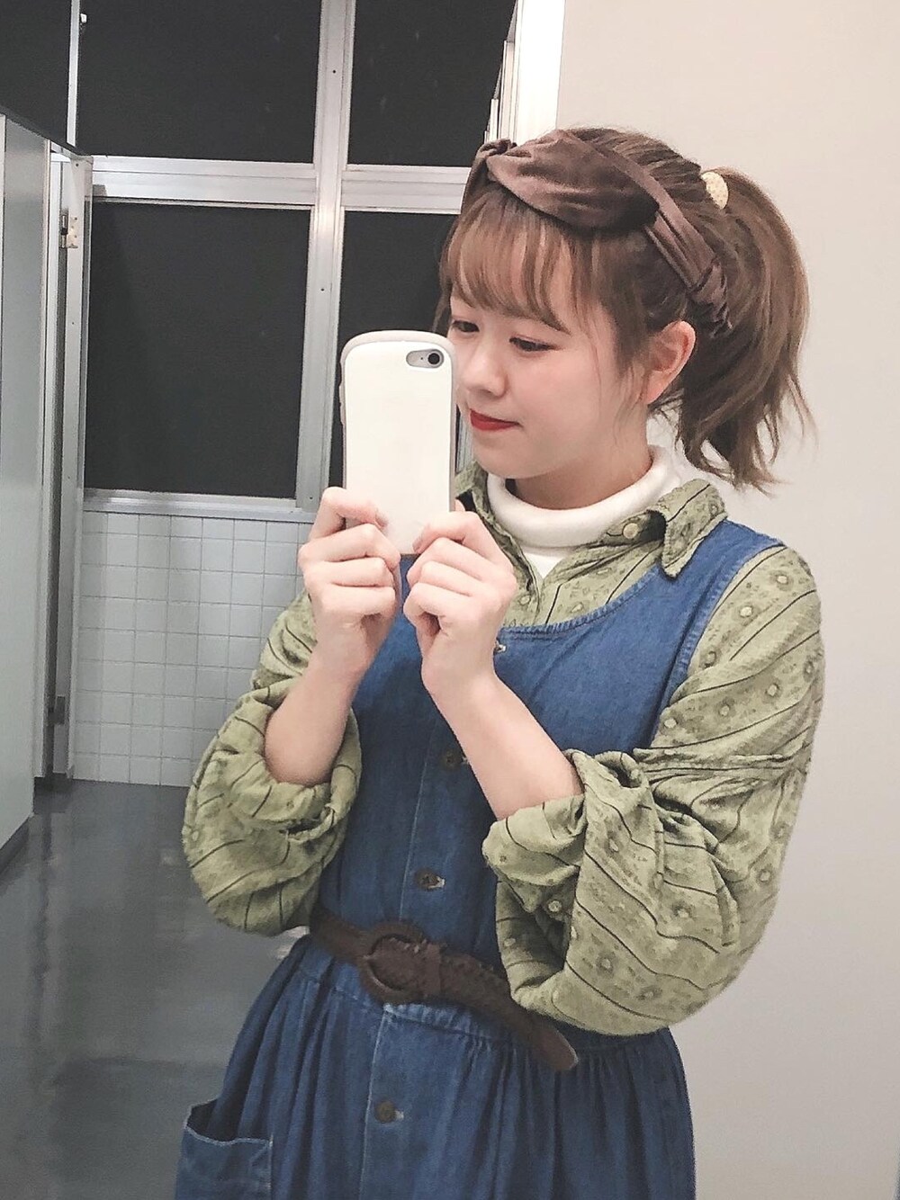 「古着、古着MIX、古着コーデ、古着好きな人と繋がりたい、古着女子、ジャンスカ、ジャンパースカート、デニムワンピース、デニム、ヘアバンド」｜「anoco no oheyaのアイテム（シャツ/ブラウス、グリーン系）」を使った、kuraさん（レディース・152cm）の冬コーディネートの1枚目の写真