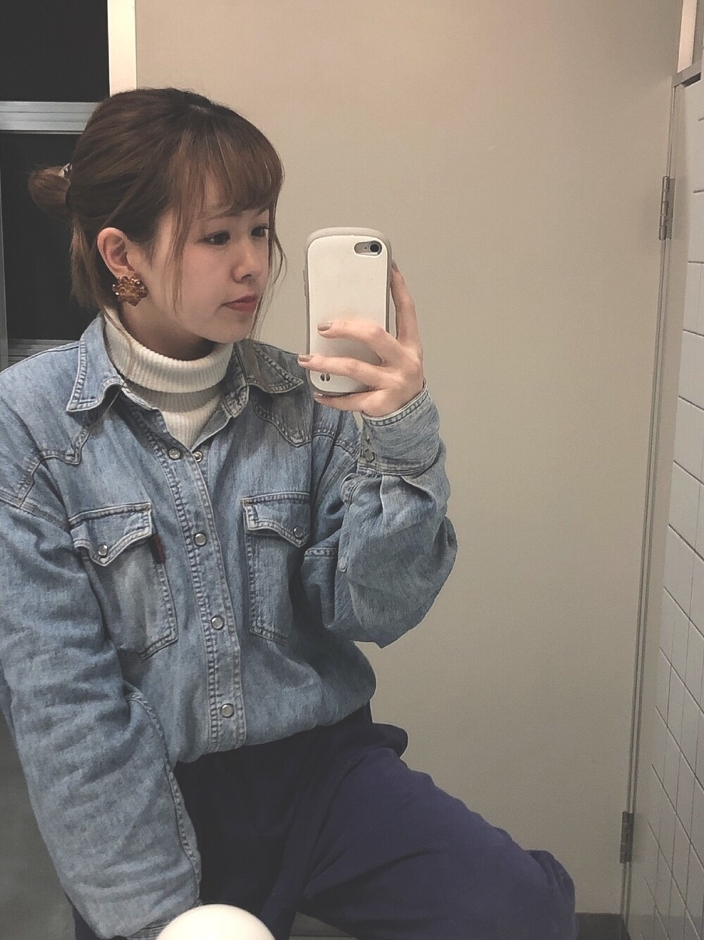「古着、古着MIX、古着コーデ、古着女子、古着好きな人と繋がりたい、古着屋、パープル、デニム、デニムジャケット、むらさき」｜「2ndstreetのアイテム（デニムジャケット、ブルー系）」を使った、kuraさん（レディース・152cm）の冬コーディネートの1枚目の写真