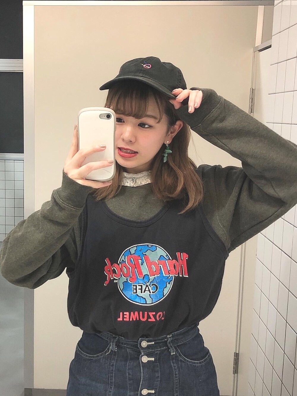 「hardrockcafe、古着、古着女子、古着好きな人と繋がりたい、古着MIX、古着コーデ、デニムスカート、レイヤードスタイル、黒キャップ、レースインナー」｜「Hard Rock Cafeのアイテム（タンクトップ、ブラック系）」を使った、kuraさん（レディース・152cm）の冬コーディネートの1枚目の写真