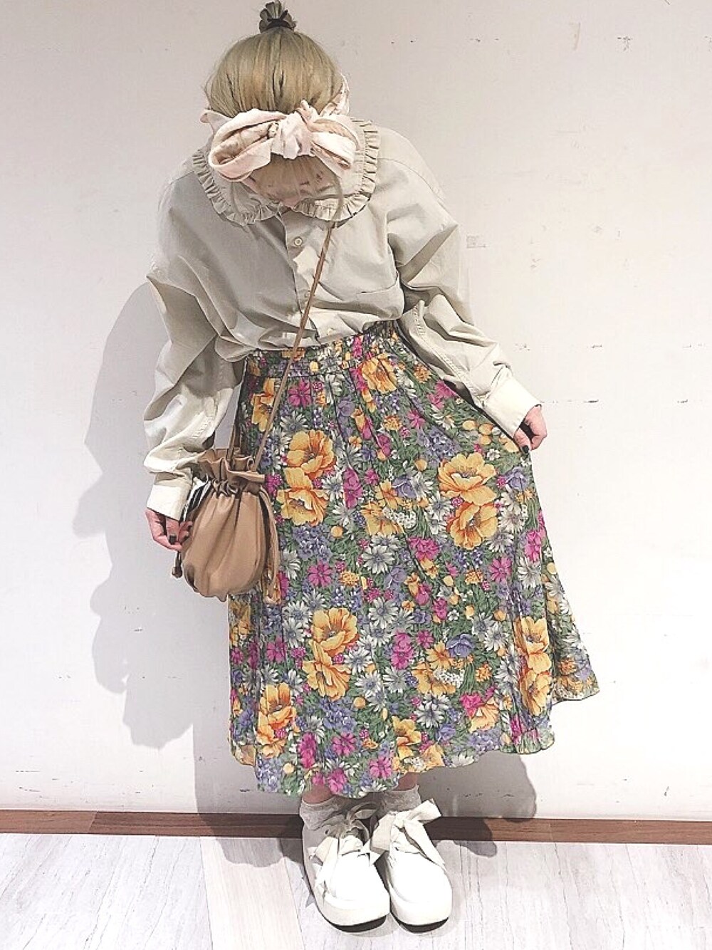 「古着、古着MIX、古着コーデ、花柄、花柄スカート、パステルカラー、パステル映える春、ブラウス、ベージュコーデ、古着女子」｜「SPINNSのアイテム（スカート、グリーン系）」を使った、kuraさん（レディース・152cm）の春コーディネートの1枚目の写真