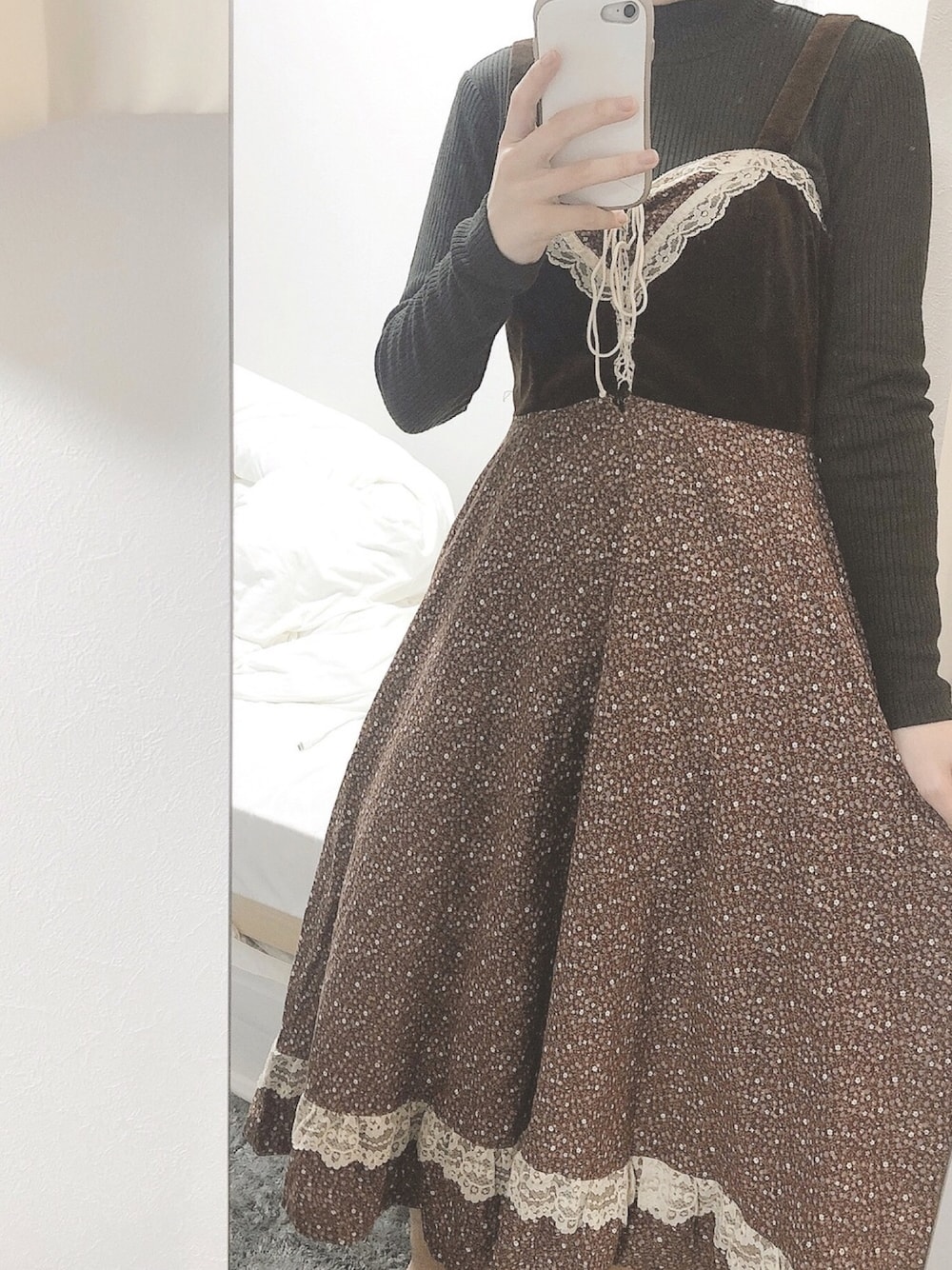 「部屋撮り、古着、古着女子、ヴィンテージ、ヴィンテージワンピース、ワンピース、古着ワンピ、レトロ、ユニクロ、古着好きな人と繋がりたい」｜「gunne saxのアイテム（ワンピース/ドレス、ブラウン系）」を使った、kuraさん（レディース・152cm）の春コーディネートの1枚目の写真