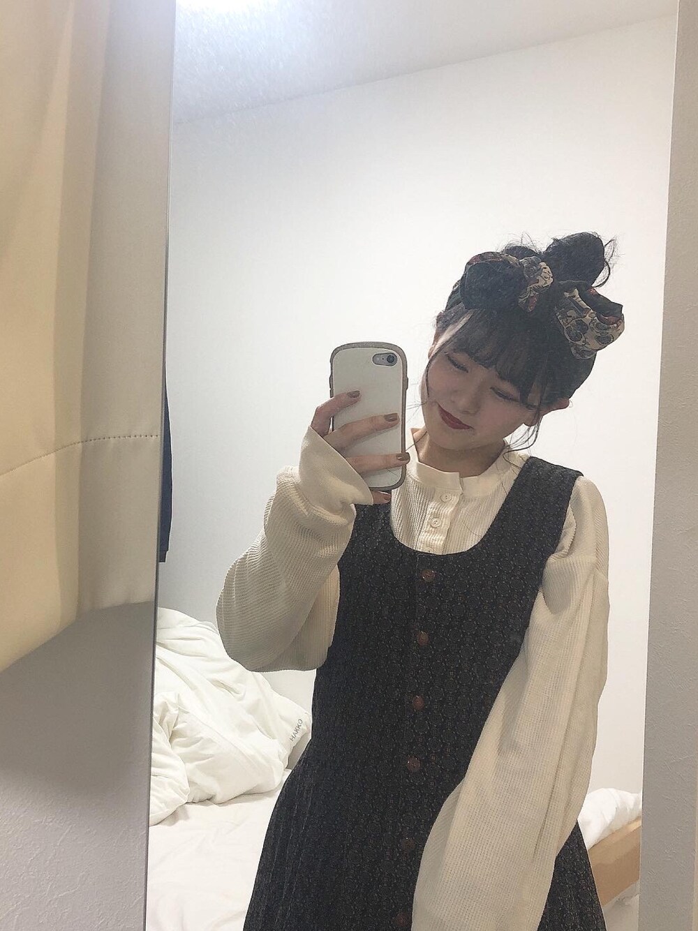 「おうちファッション、おうち時間、ジャンスカ、古着女子、古着好きな人と繋がりたい、古着MIX、古着男子、古着コーデ、古着、スカーフ」｜「spinns vintageのアイテム（ジャンパースカート、ブラック系）」を使った、kuraさん（レディース・152cm）の春コーディネートの1枚目の写真