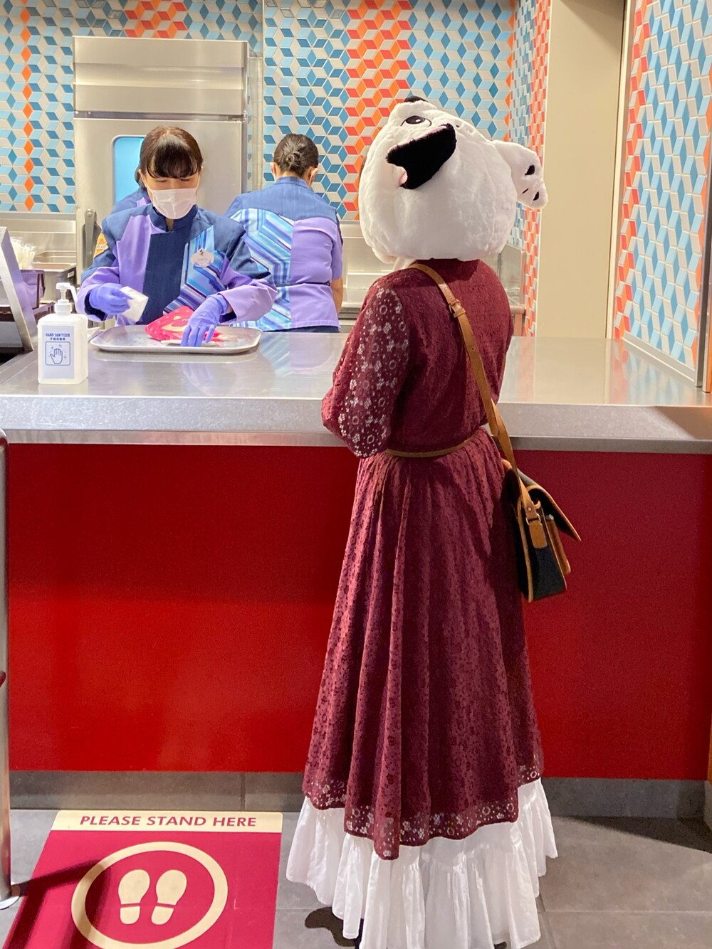 「ディズニーコーデ、ディズニーランド、101匹わんちゃん、ダルメシアン、レベッカブティック、ワンピース、二次会コーデ、古着女子、古着好きな人と繋がりたい」｜「LEBECCA boutiqueのアイテム（ワンピース/ドレス、レッド系）」を使った、kuraさん（レディース・152cm）の冬コーディネートの1枚目の写真