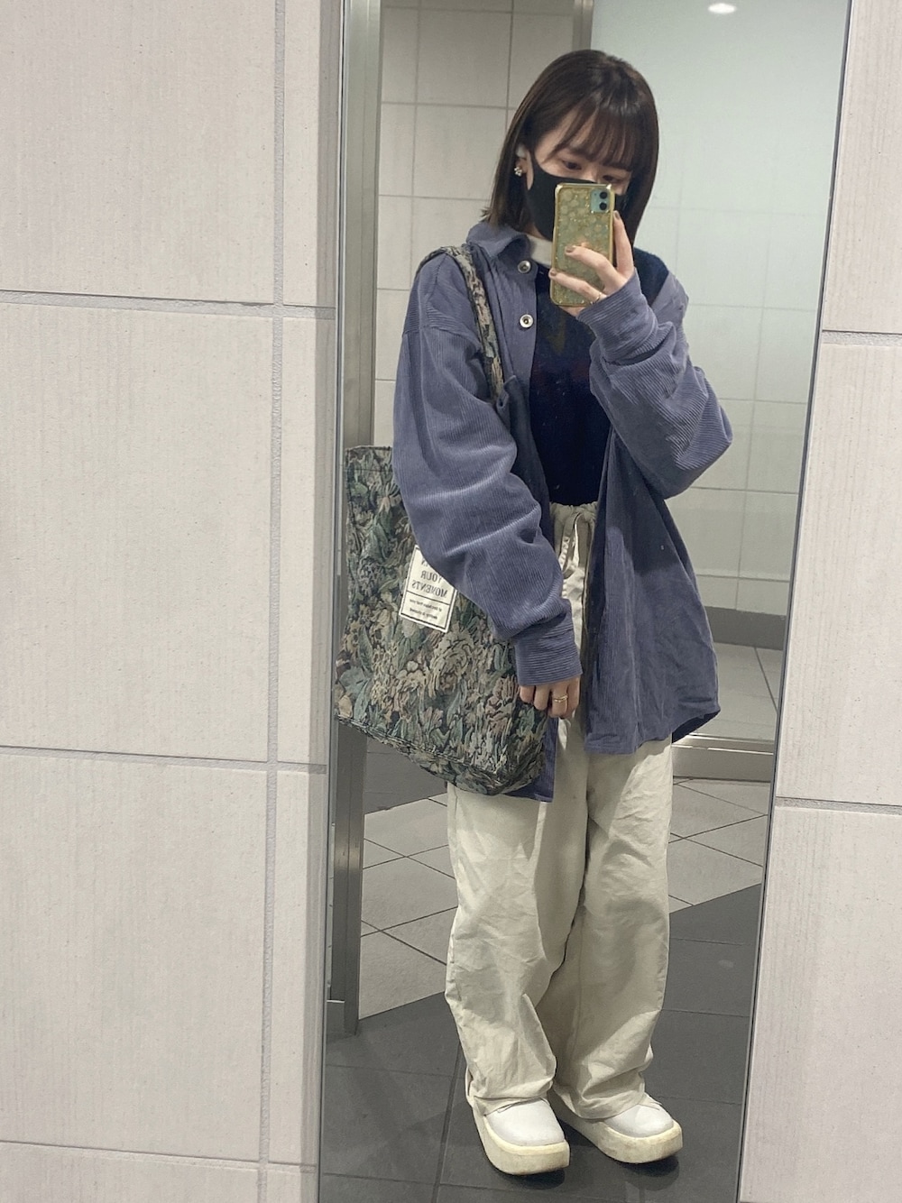 「オトナカジュアル、パンツスタイル、古着好きな人と繋がりたい、古着女子、コーデュロイ、コーデュロイシャツ、ゆるだぼ、柄ニット、古着ニット、サロペット」｜「SPINNSのアイテム（トートバッグ、グリーン系）」を使った、kuraさん（レディース・152cm）の冬コーディネートの1枚目の写真