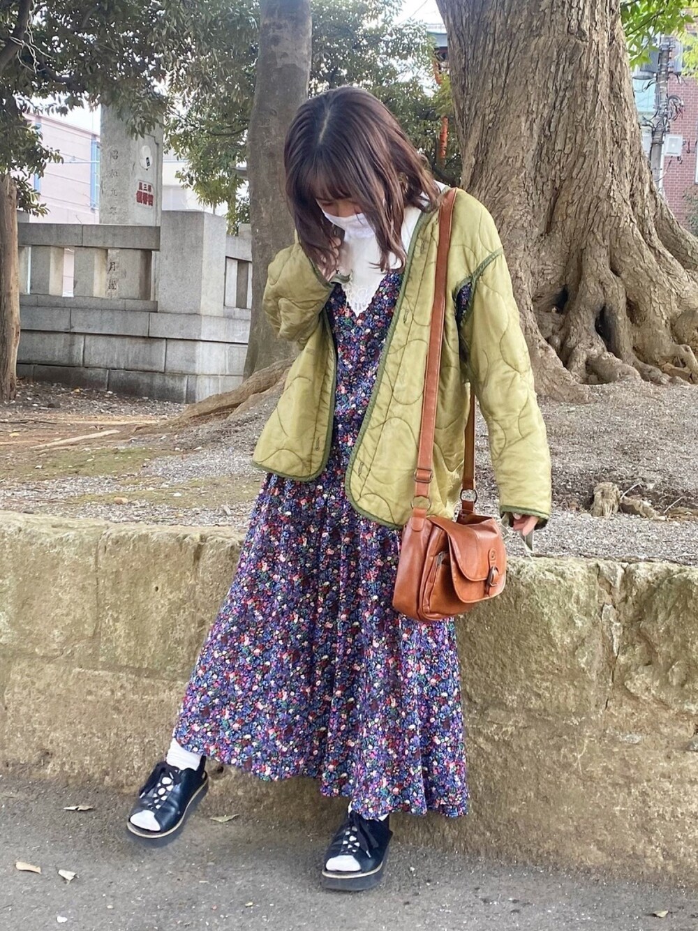 「おしゃれさんと繋がりたい、古着ワンピース、花柄ワンピース、ライナージャケット、ライナーコート、サンダル、春コーデ、春ワンピ、黒髪ボブ、古着好きな人と繋がりたい」｜「niko and...のオリジナルレースアップサンダル（サンダル、ブラック系）」を使った、kuraさん（レディース・152cm）の春コーディネートの1枚目の写真
