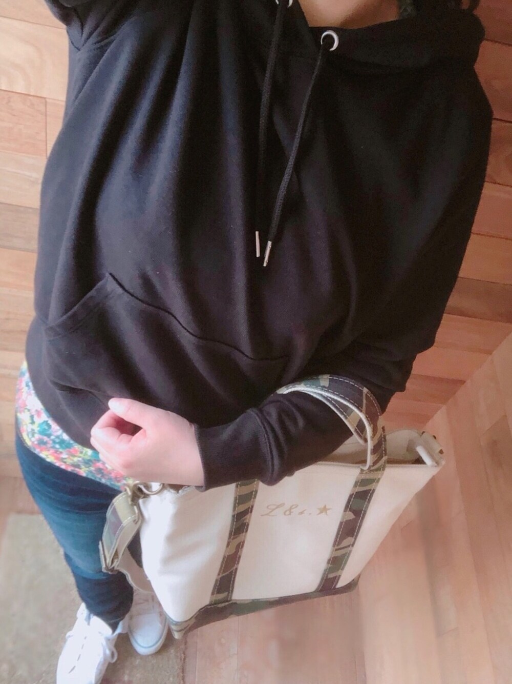「GUパーカー、カジュアルコーデ、大人カジュアル、コンバース ハイカット、LLBean、カモフラトート」｜「L.L.Beanのアイテム（トートバッグ、ホワイト系）」を使った、cocoさん（レディース・159cm）の春コーディネートの1枚目の写真