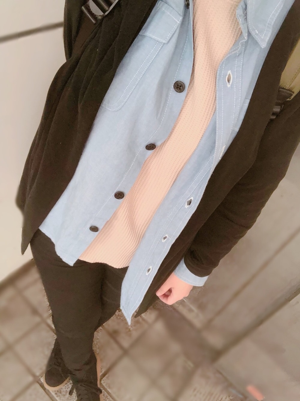 「シンプルコーデ、カジュアルコーデ、ライブスタイル、ブラック多め、ワッフルクルーネックＴ、ハイライズシガレットジーンズ」｜「UNIQLOのワッフルクルーネックT（5分袖）（Tシャツ/カットソー、ベージュ系）」を使った、cocoさん（レディース・159cm）の春コーディネートの1枚目の写真