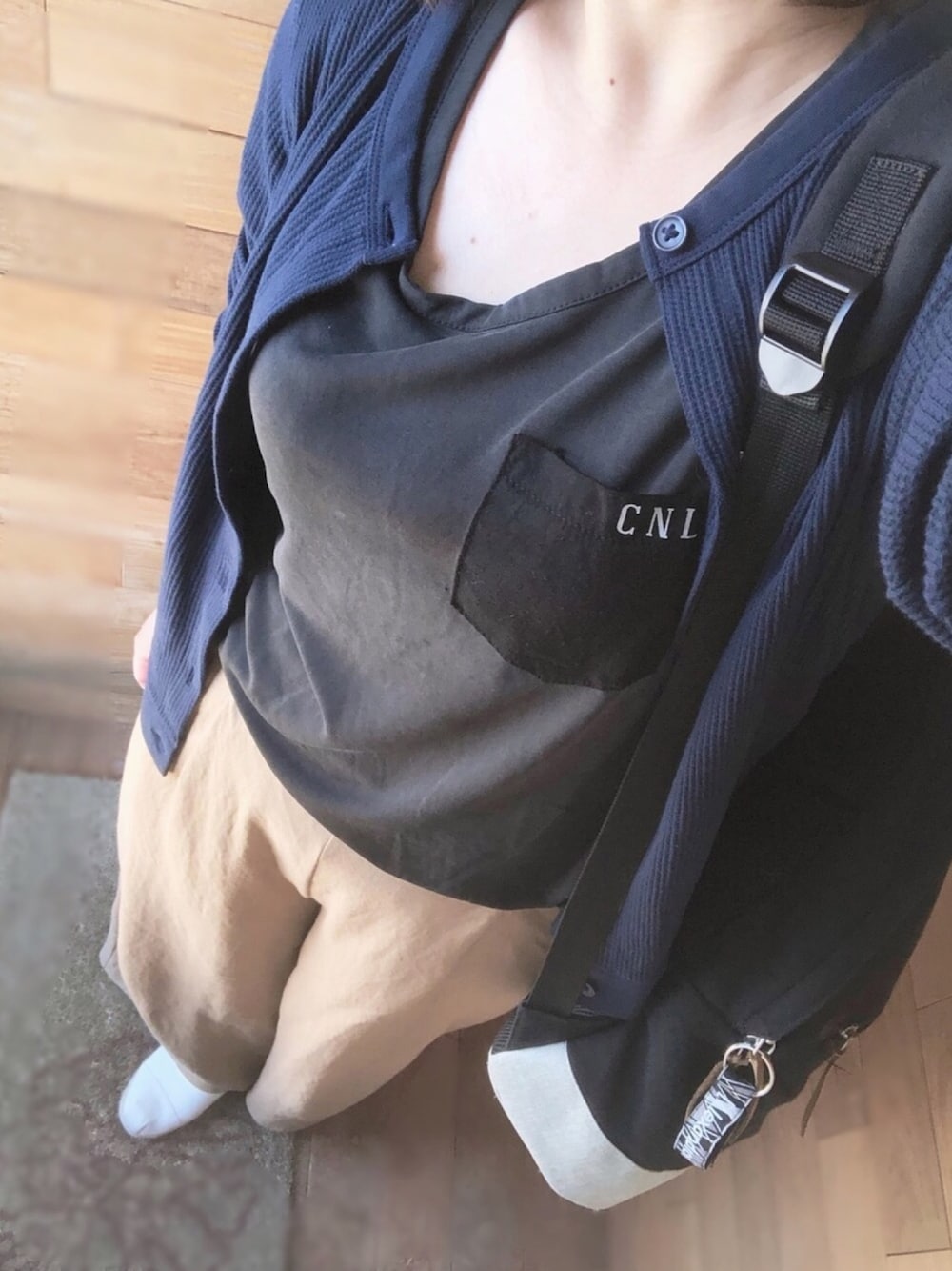 「シンプルコーデ、リュックスタイル、オトナカジュアル、GU、ユニクロ、チャンピオンリュック、エスパドリーユ、Tシャツ」｜「Cynicalのアイテム（Tシャツ/カットソー、グレー系）」を使った、cocoさん（レディース・159cm）の春コーディネートの1枚目の写真
