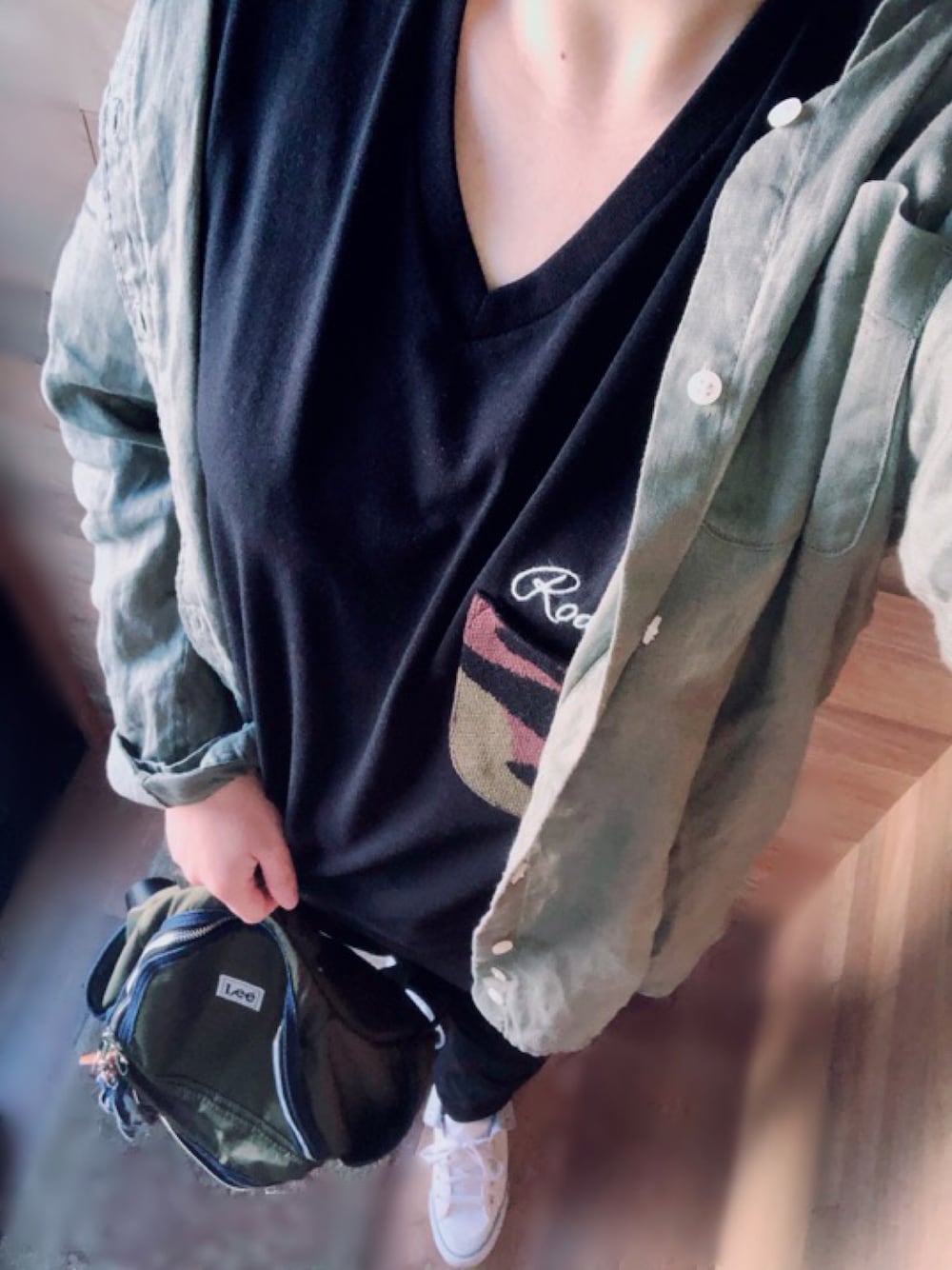 「カジュアルコーデ、黒×カーキ、楽チンコーデ、リュックスタイル、Tシャツスタイル、メンズサイズ、VネックTシャツ、LEE、ロデオクラウンズワイルドボウル」｜「RODEO CROWNS WIDE BOWLのメンズ ニットポケット Vネック Tシャツ（Tシャツ/カットソー、ブラック系）」を使った、cocoさん（レディース・159cm）の春コーディネートの1枚目の写真