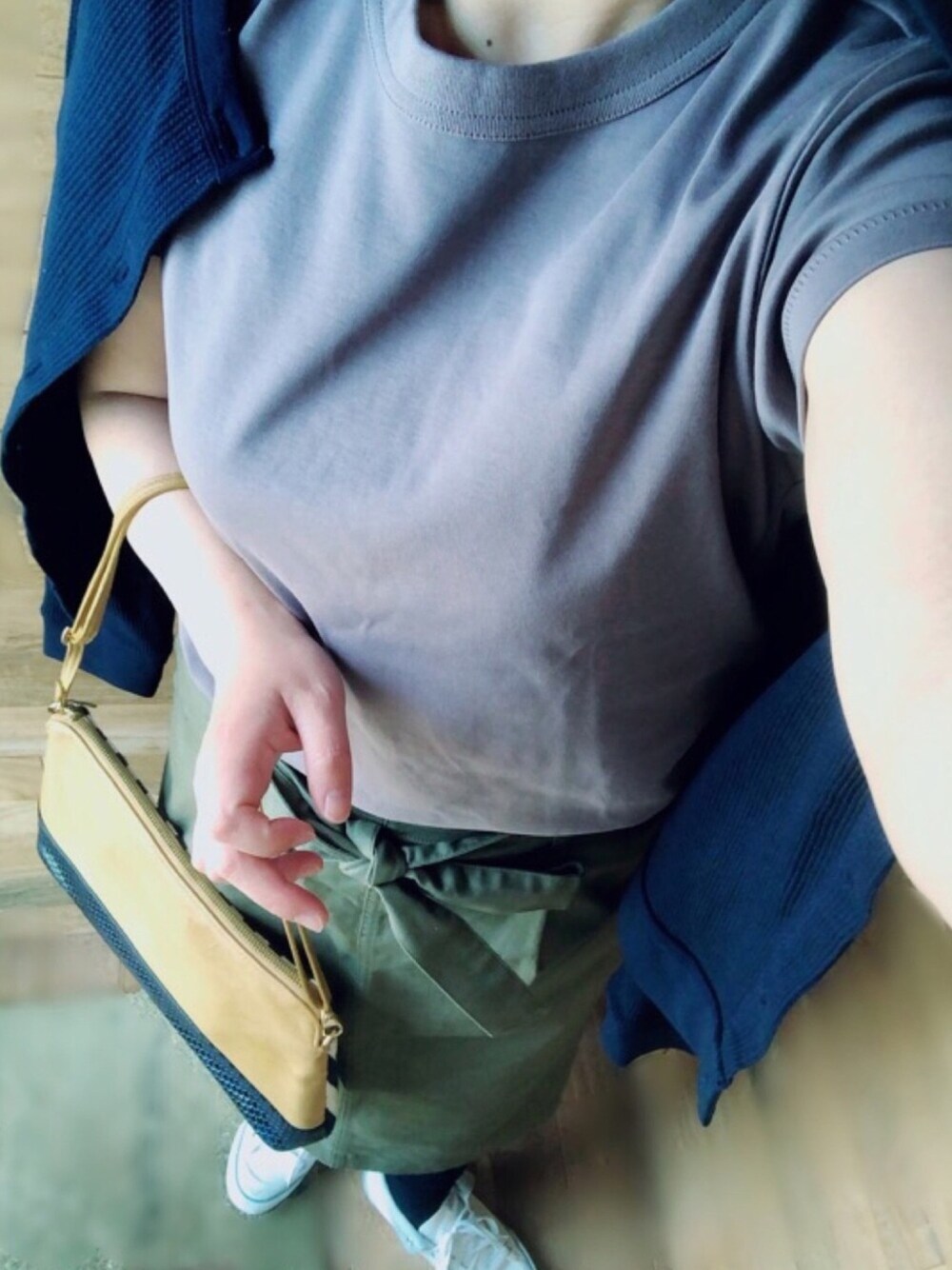 「ユニクロコーデ、ユニクロTシャツ、ワッフルカーディガン、ハイウエストスカート、クルーネックTシャツ、コンバース ハイカット、スカート×スニーカー、シンプル、大人カジュアル」｜「UNIQLOのクルーネックT（半袖）（Tシャツ/カットソー、パープル系）」を使った、cocoさん（レディース・159cm）の春コーディネートの1枚目の写真