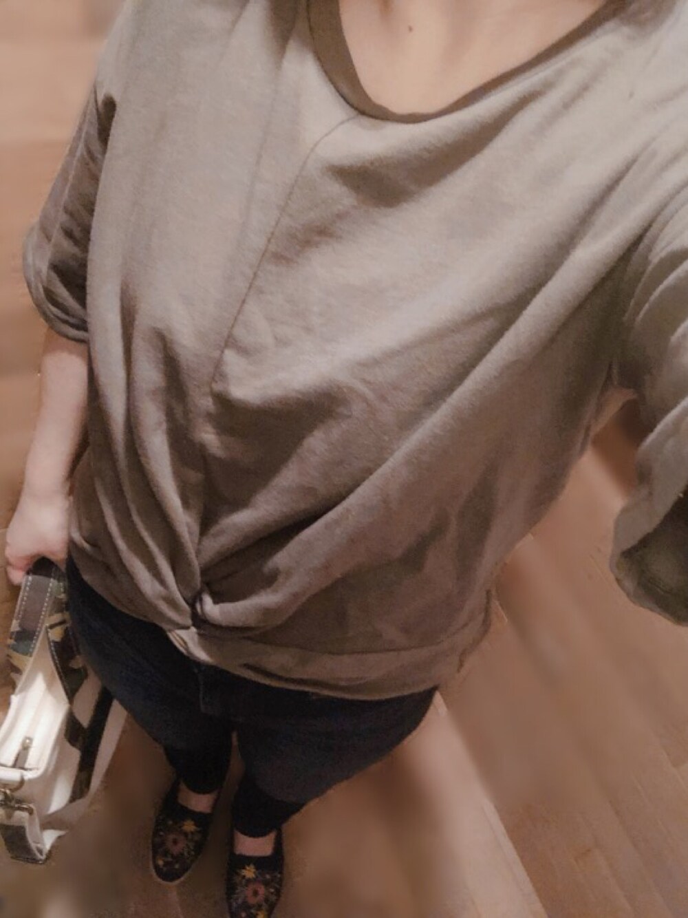 「GU UNIQLO 、カジュアルコーデ、シンプルコーデ、エンブロイダリー、スリッポン、ツイストクロップドT、L.L.Beanトート、デニムコーデ」｜「GUのアイテム（Tシャツ/カットソー、グリーン系）」を使った、cocoさん（レディース・159cm）の春コーディネートの1枚目の写真