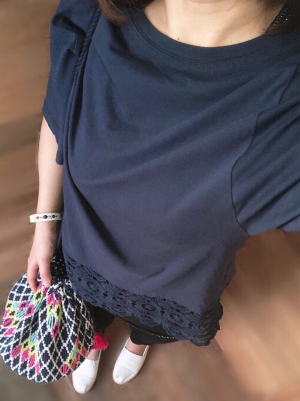 「シンプル、マウジー(MOUSSY)、ユニクロ、巾着バッグ、バッグ主役、ブレスレット、大人カジュアル」｜「MOUSSYのアイテム（Tシャツ/カットソー、ブルー系）」を使った、cocoさん（レディース・159cm）の春コーディネートの1枚目の写真