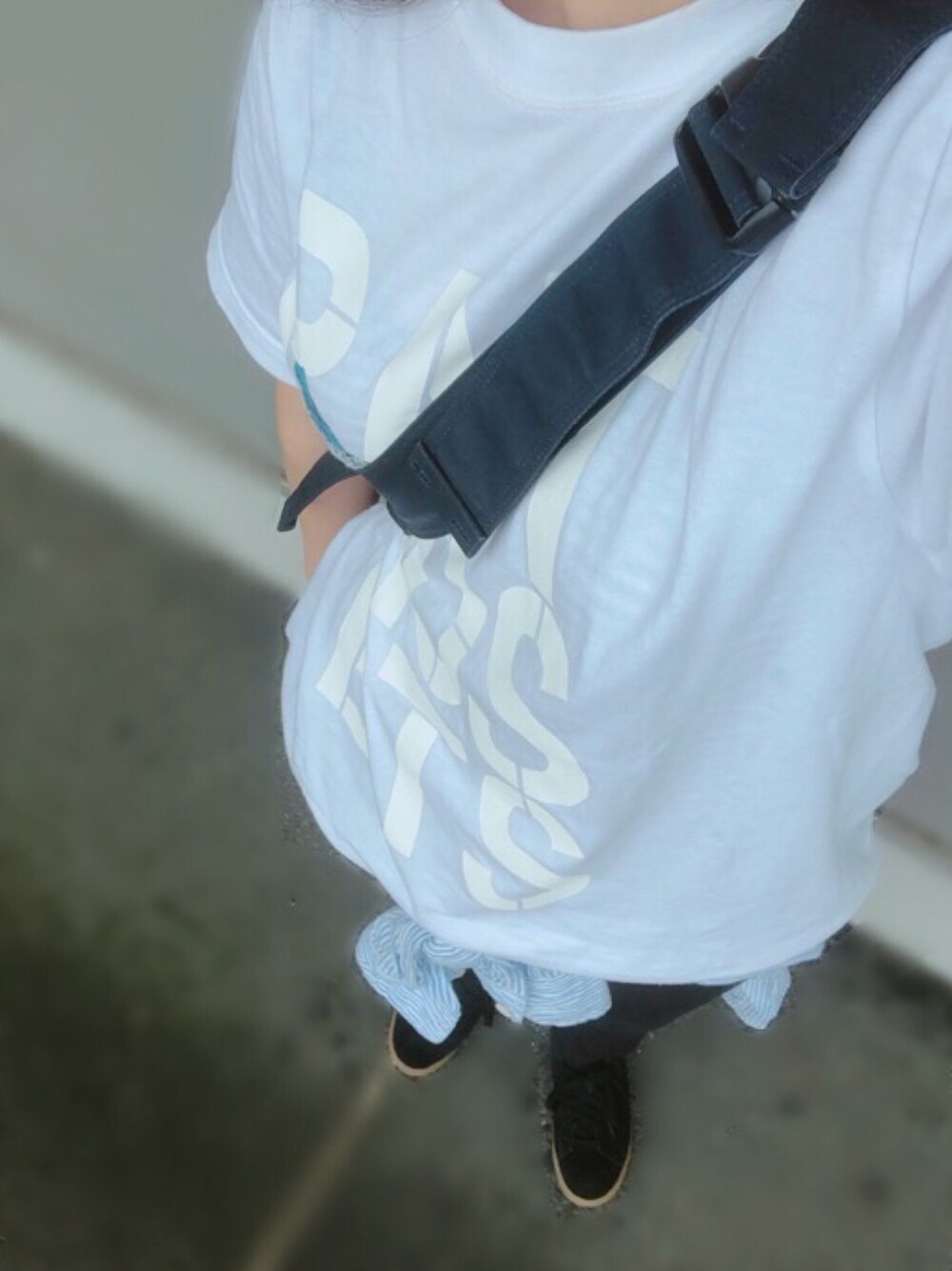 「Tシャツスタイル、ライブスタイル、バンドT、シンプルコーデ、ブラックデニム、ユニクロ」｜「Brian the Sunのアイテム（Tシャツ/カットソー、ホワイト系）」を使った、cocoさん（レディース・159cm）の夏コーディネートの1枚目の写真