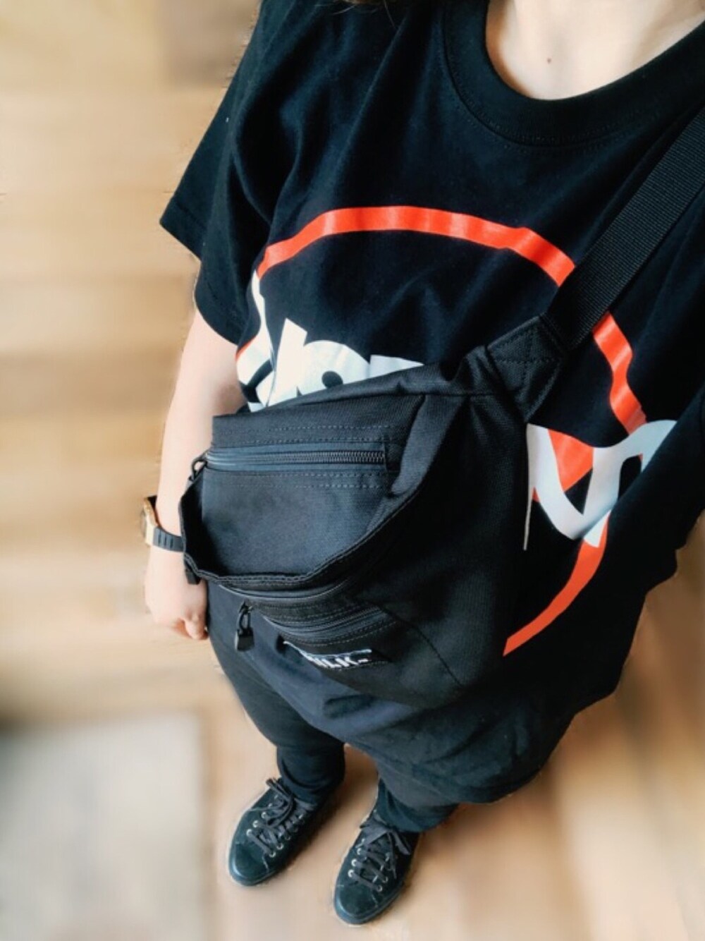 「ブラックコーデ、ライブスタイル、ライブコーデ、動きやすい、ロゴT」｜「INSTANT FAMEのアイテム（Tシャツ/カットソー、ブラック系）」を使った、cocoさん（レディース・159cm）の夏コーディネートの1枚目の写真