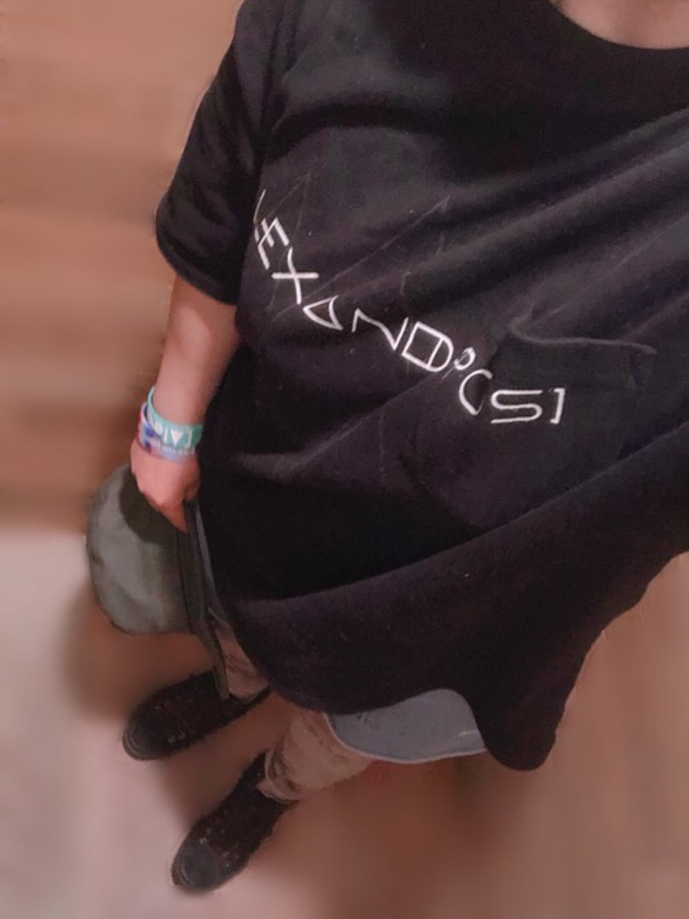 「夏フェス、バンドグッズ、タイダイ柄、野外フェス、ショーパン、黒スニーカー、ラババン」｜「[ALEXANDROS]のアイテム（Tシャツ/カットソー、ブラック系）」を使った、cocoさん（レディース・159cm）の夏コーディネートの1枚目の写真