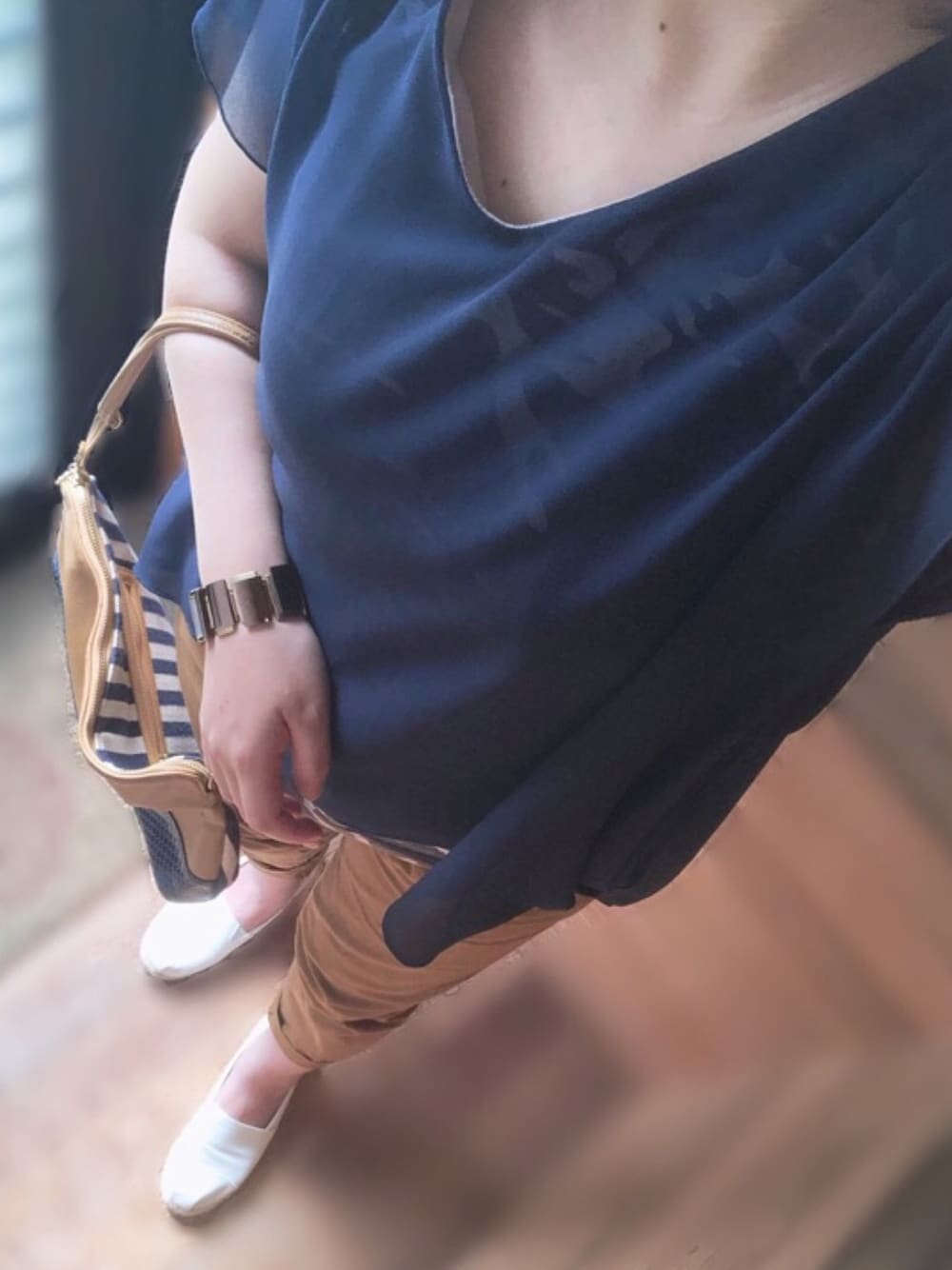 「マスタード×ネイビー、チノパンツ、シンプルコーデ、無印パンツ、無印良品、フォッシル」｜「Cynicalのアイテム（Tシャツ/カットソー、ブルー系）」を使った、cocoさん（レディース・159cm）の夏コーディネートの1枚目の写真