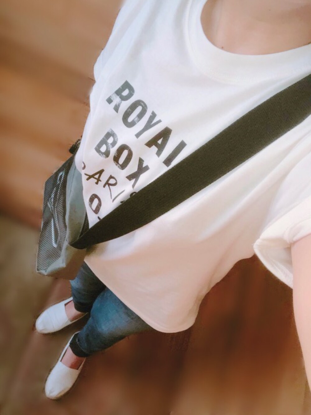 「ロゴT、Tシャツ×デニム、Tシャツスタイル、COLEMAN  、シンプルコーデ、さわやかコーデ、ホワイト×デニム」｜「COLEMANのアイテム（ショルダーバッグ、グリーン系）」を使った、cocoさん（レディース・159cm）の夏コーディネートの1枚目の写真