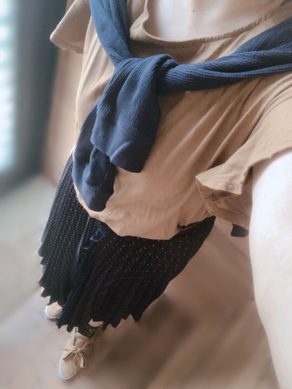 「秋服準備はじめました、ネイビー×ブラウン、ユニクロ、ドットスカート、スニーカー、アディダス」｜「UNIQLOのフリルスリーブT（半袖）（Tシャツ/カットソー、ブラウン系）」を使った、cocoさん（レディース・159cm）の秋コーディネートの1枚目の写真