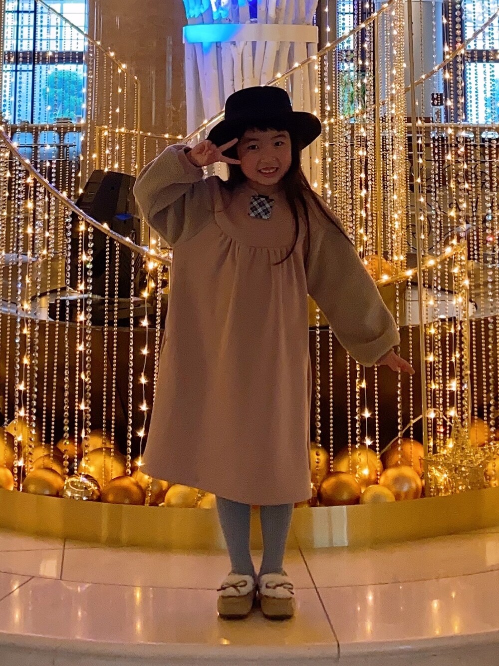 「apres les coursのアイテム（ワンピース、ピンク系）」を使った、YUAKENさん（キッズ・120cm）の冬コーディネートの1枚目の写真