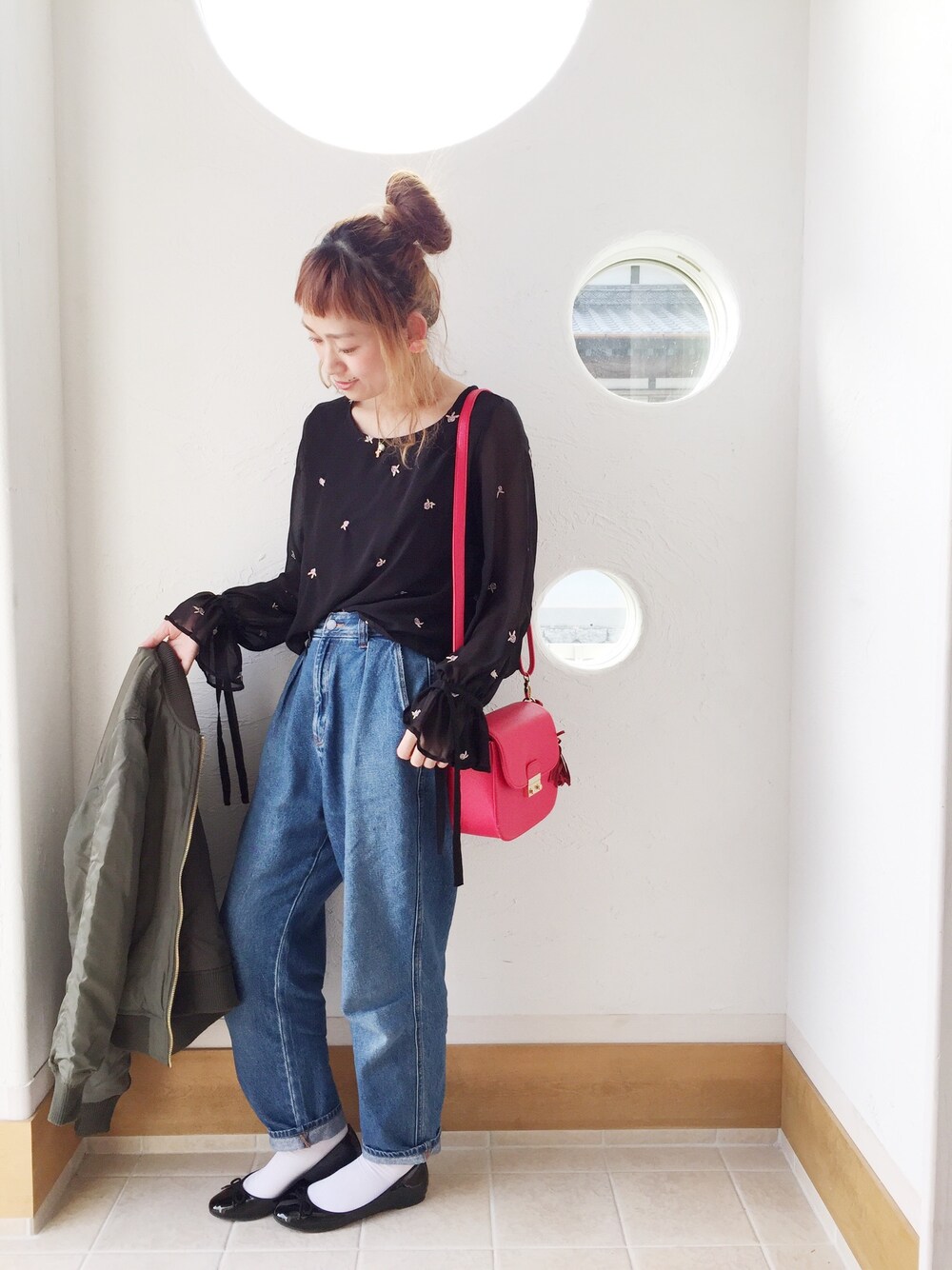 「大人カジュアル、黒、オトナ女子、GU、刺繍、赤バッグ、ショルダーバッグ、デニム、バレエシューズ、MA-1」｜「archivesの花柄刺繍ﾌﾞﾗｳｽ（シャツ/ブラウス、ブラック系）」を使った、きゃのさん（レディース・155cm）の冬コーディネートの1枚目の写真