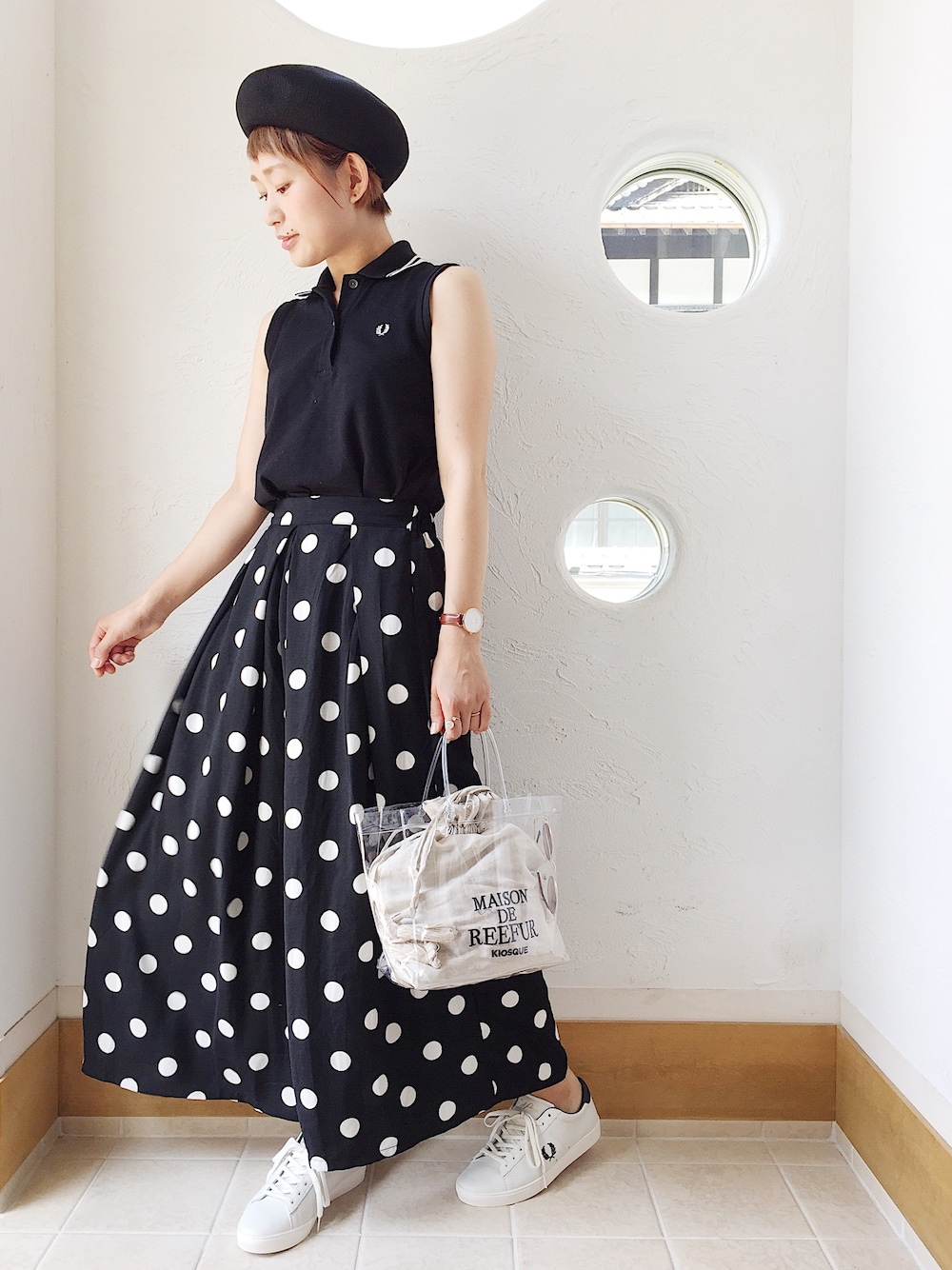 「fredperry、フレッドペリー、シンプルコーデ、オトナカジュアル、モノトーン、ポロシャツ、スカンツ、ドット、クリアバッグ、スニーカー」｜「VISのサーモベレー帽（ハンチング/ベレー帽、ブラック系）」を使った、きゃのさん（レディース・155cm）の夏コーディネートの1枚目の写真