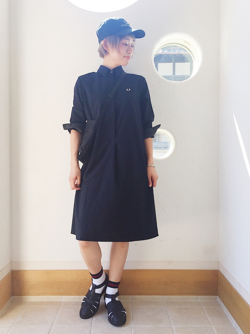 「FRED PERRY、フレッドペリー、オトナカジュアル、シンプル、スポーツミックス、スポーティ、シャツワンピ、キャップ、サコッシュ、秋のコーデ」｜「FRED PERRYのMonochrome Fred Perry Classic Cap（キャップ、ブラック系）」を使った、きゃのさん（レディース・155cm）の夏コーディネートの1枚目の写真