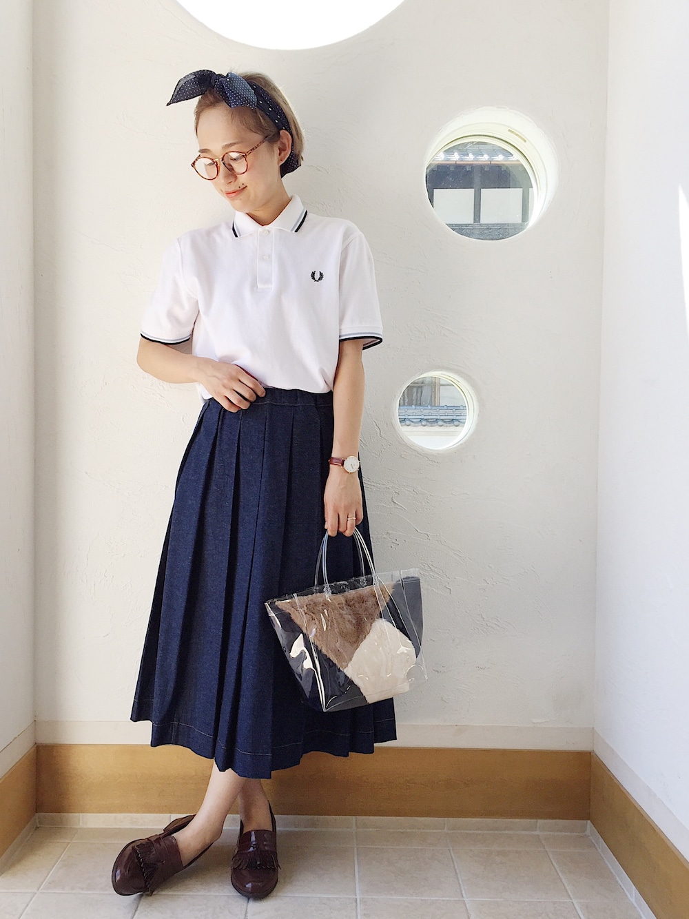 「FRED PERRY、フレッドペリー、ポロシャツ、大人カジュアル、プレッピー、ローファー、デニム、デニムスカート、プリーツスカート、ファー小物」｜「UNIQLOのアイテム（バンダナ/スカーフ、ブルー系）」を使った、きゃのさん（レディース・155cm）の夏コーディネートの1枚目の写真