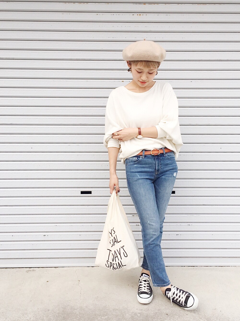 ホワイト系のTシャツ/カットソー、ブルー系のデニムパンツ、ホワイト系のバッグを着用したレディースの秋コーディネートの1枚目の写真