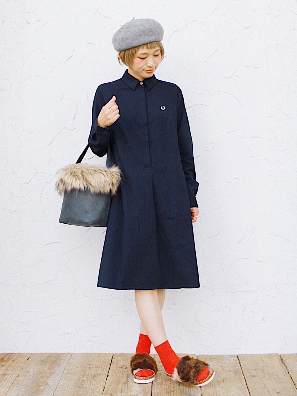 「FRED PERRY、フレッドペリー、シャツワンピ、ネイビー、赤い靴下、ファーサンダル、ファー小物、ベレー帽、秋のコーデ」｜「FRED PERRYのStripe Shirt Dress（シャツワンピース、ブルー系）」を使った、きゃのさん（レディース・155cm）の秋コーディネートの1枚目の写真