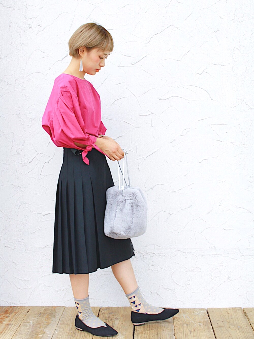 パープル系のシャツ/ブラウス、ブラック系のスカート、グレー系のソックス/靴下を着用したレディースの秋コーディネートの1枚目の写真