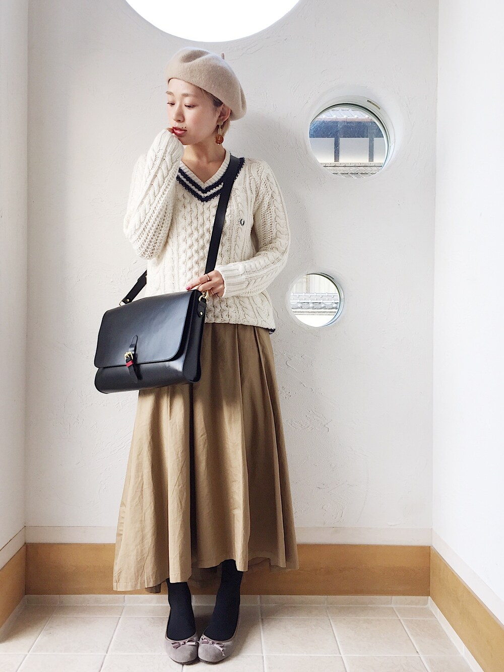 「FRED PERRY、フレッドペリー、ケーブルニット、チルデンニット、ニット、ショルダーバッグ、チノスカート、大人ガーリー、オトナ女子、ベレー帽」｜「RODE SKOのRODE SKO ウールベレー（ハンチング/ベレー帽、ベージュ系）」を使った、きゃのさん（レディース・155cm）の秋コーディネートの1枚目の写真