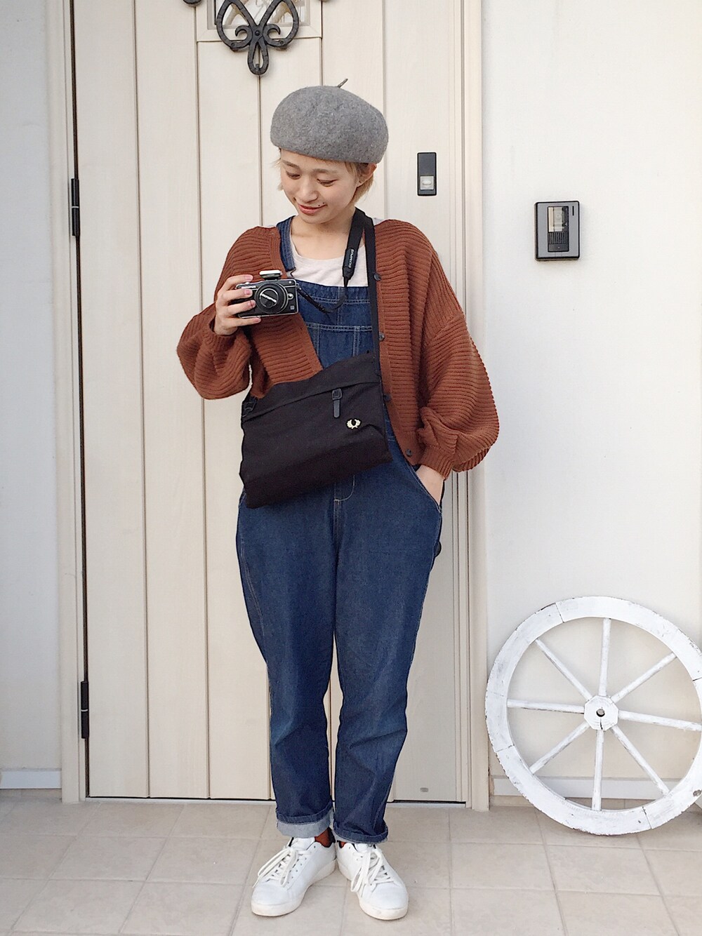 「FRED PERRY、フレッドペリー、サコッシュ、スニーカー、スニーカーコーデ、カーディガン、ボリューム袖、バルーンスリーブ、サロペット、デニム」｜「DWStyleのアイテム（カーディガン/ボレロ、ブラウン系）」を使った、きゃのさん（レディース・155cm）の秋コーディネートの1枚目の写真